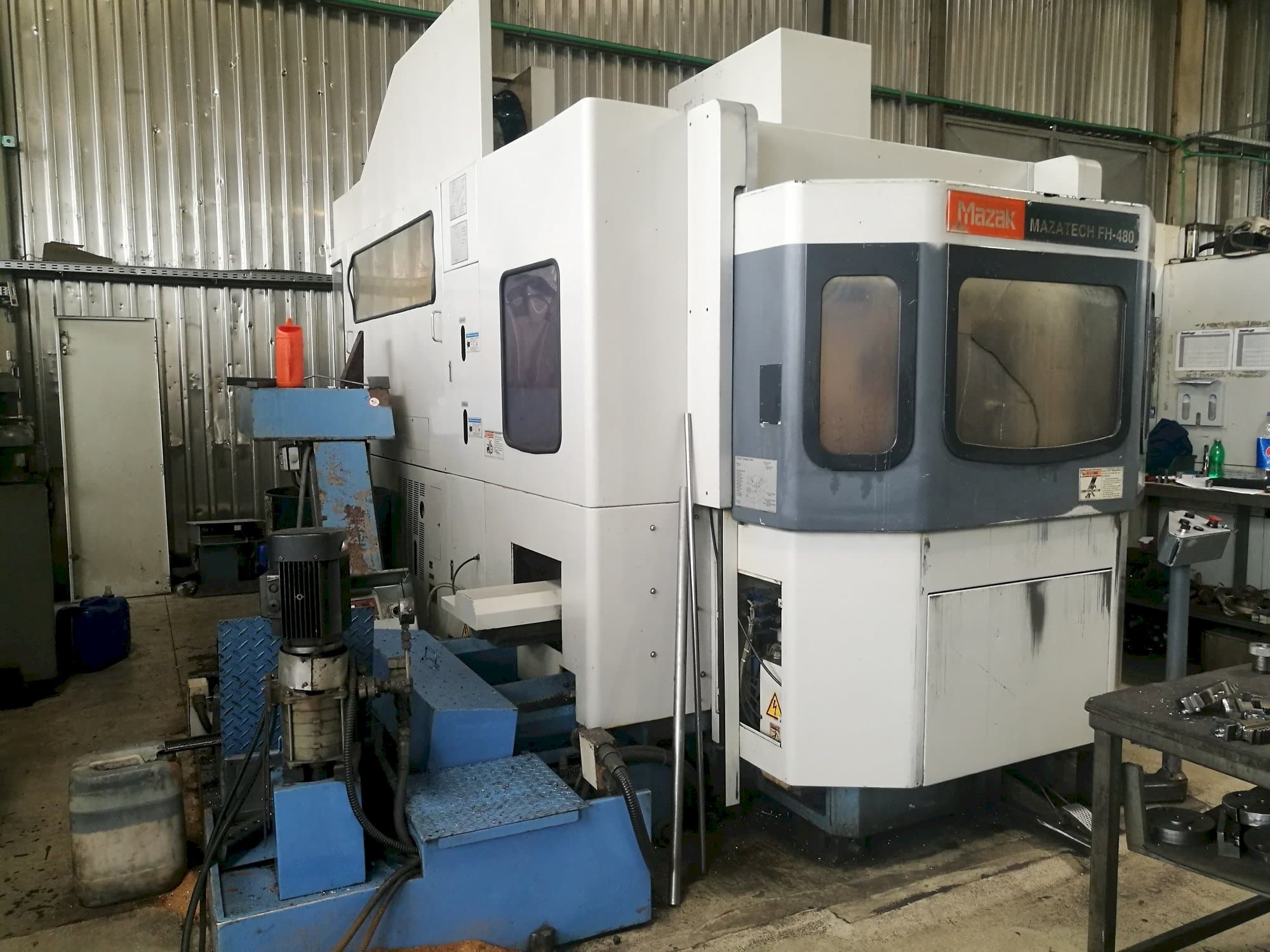 Widok lewej strony maszyny Mazak FH-480