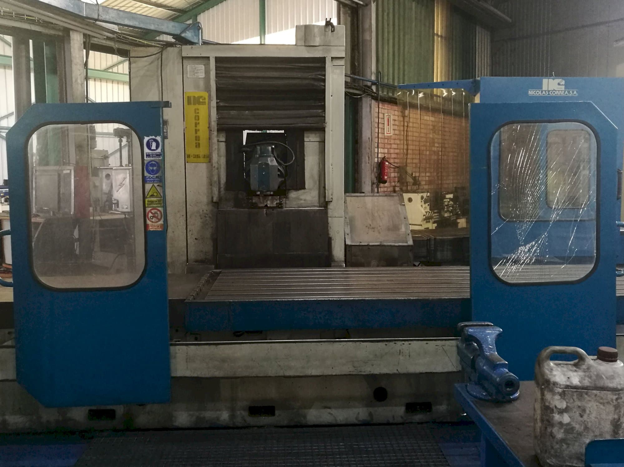 Widok z przodu maszyny Correa A25-25