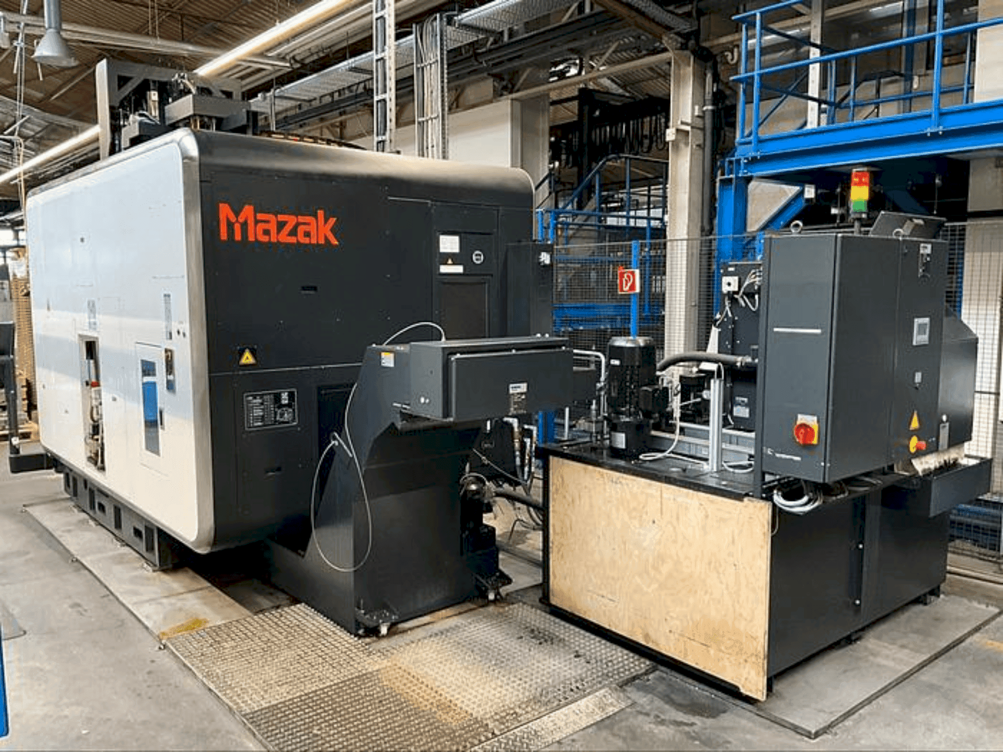 Widok z przodu maszyny Mazak VARIAXIS i-700