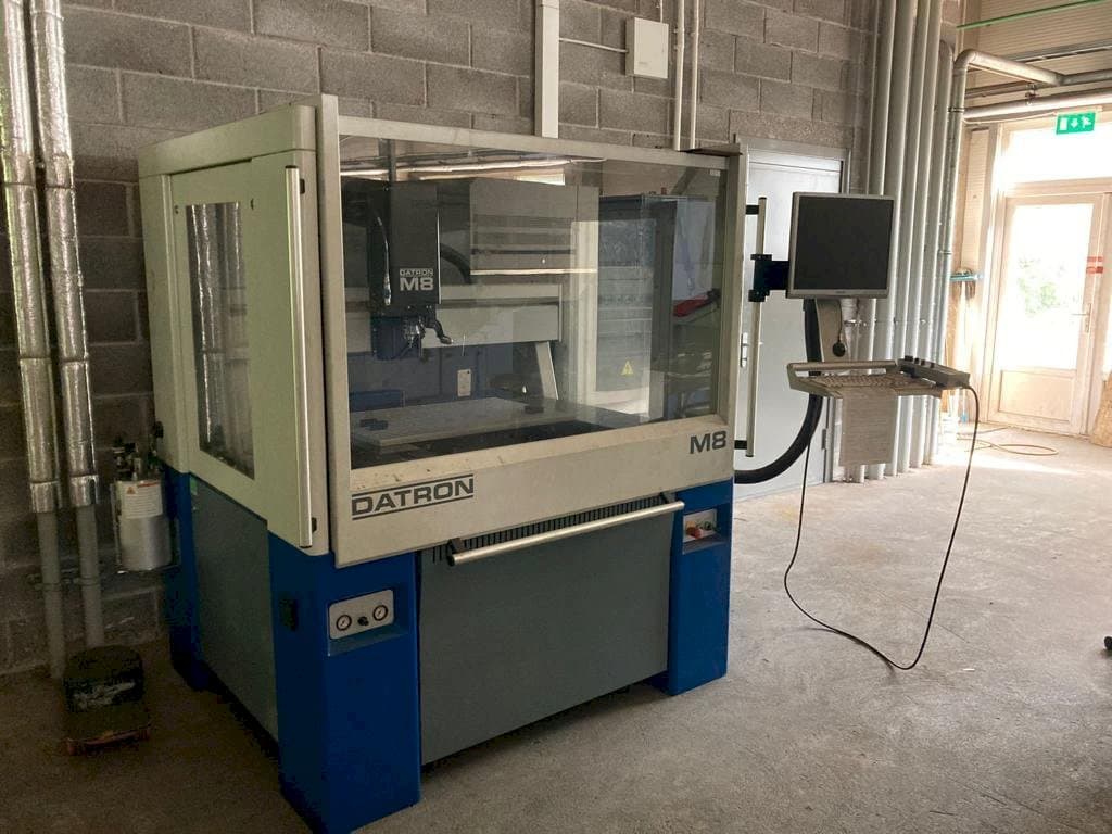 Widok z przodu maszyny Datron M8A