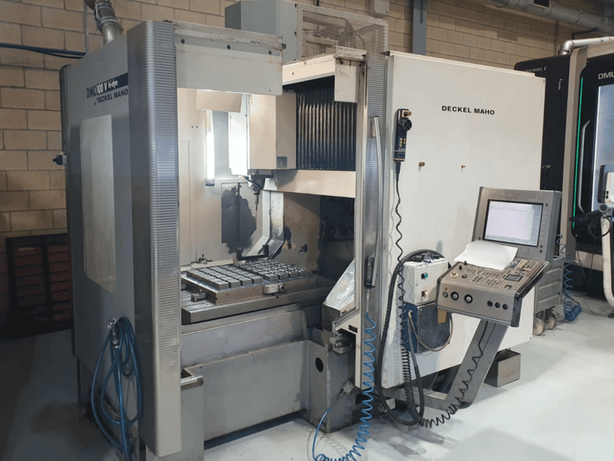 Widok z przodu maszyny DECKEL MAHO DMC 100V hi-dyn