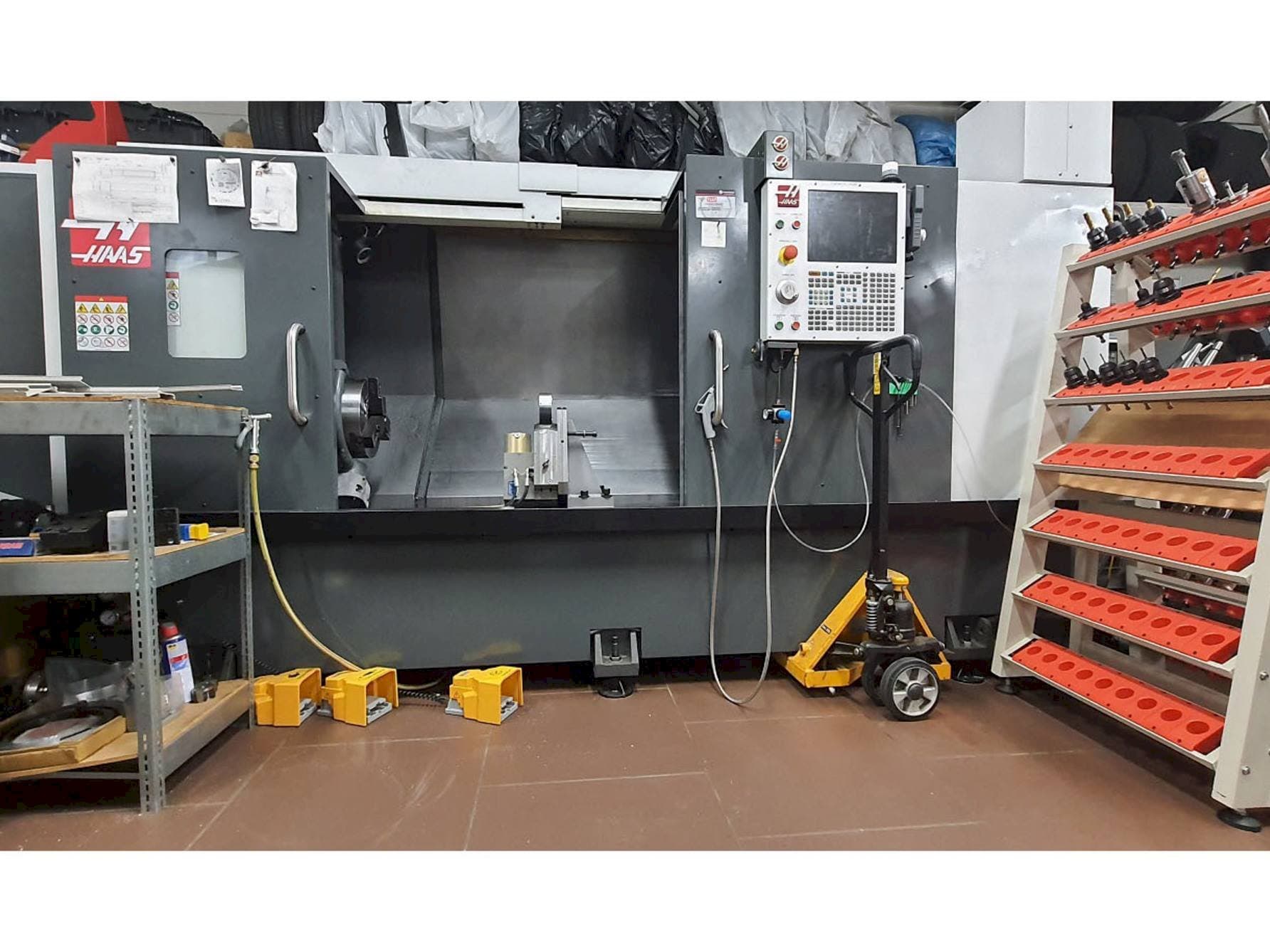 Widok z przodu maszyny HAAS ST-30L