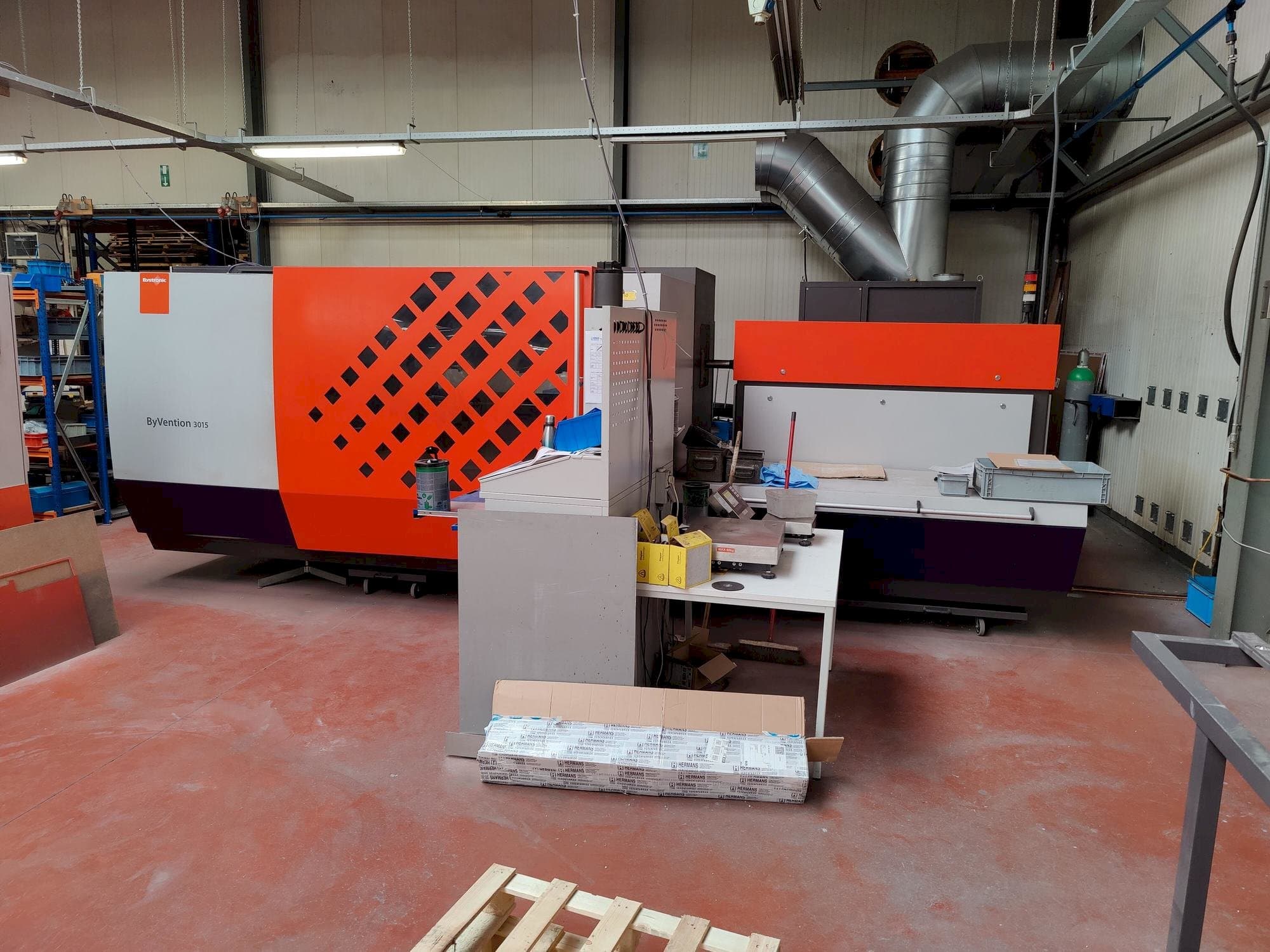 Widok z przodu maszyny Bystronic ByVention 3015