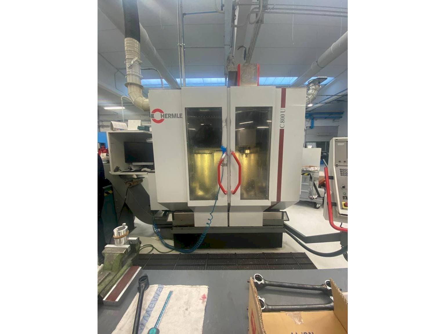 Widok z przodu maszyny HERMLE C800U