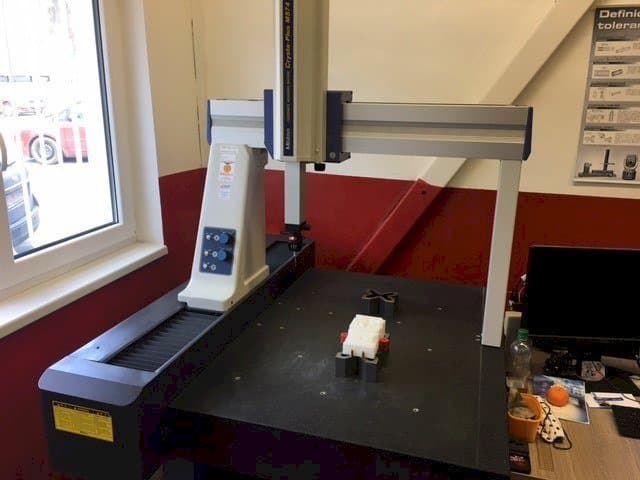 Widok z przodu maszyny Mitutoyo Crysta-Plus M 574