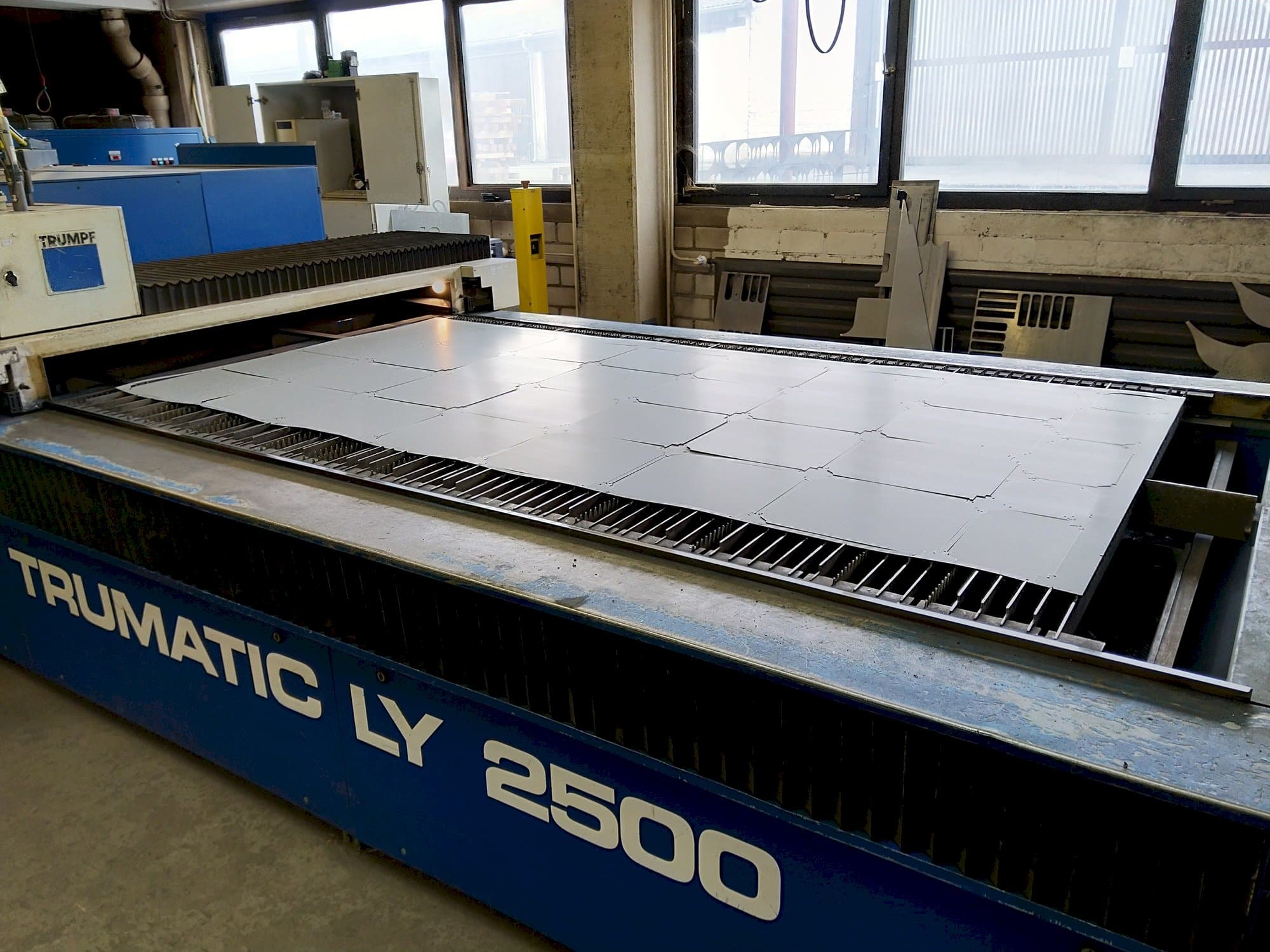 Widok z przodu maszyny Trumpf Trumatic LY2500
