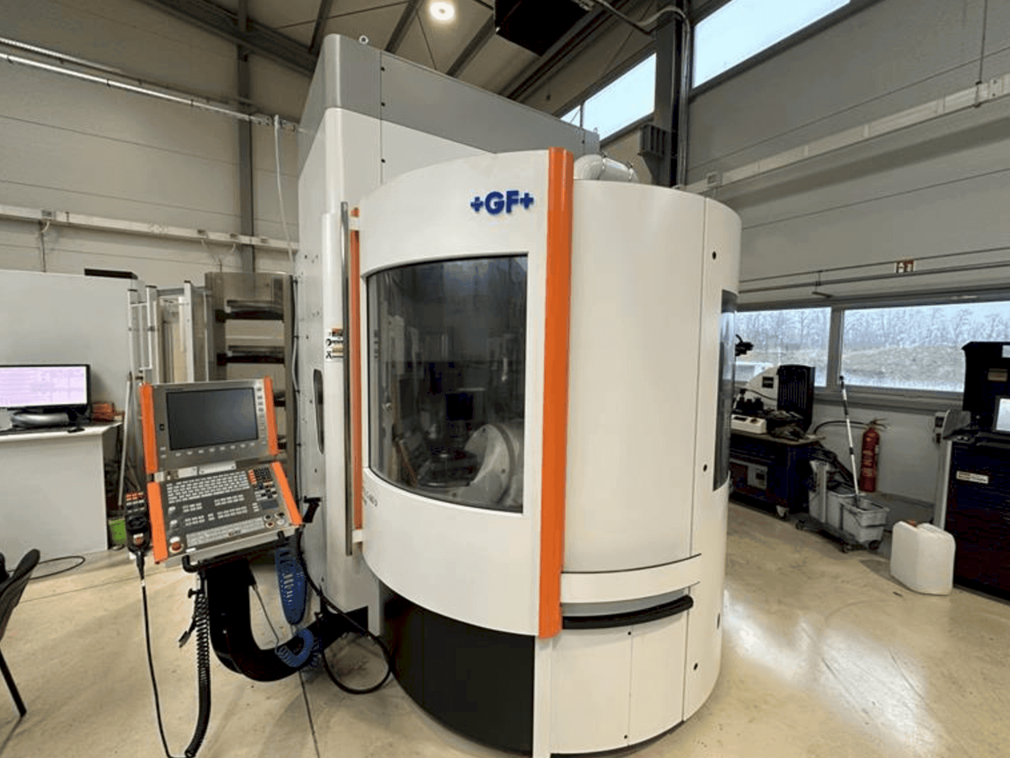 Widok z przodu maszyny MIKRON Mill S 600 U