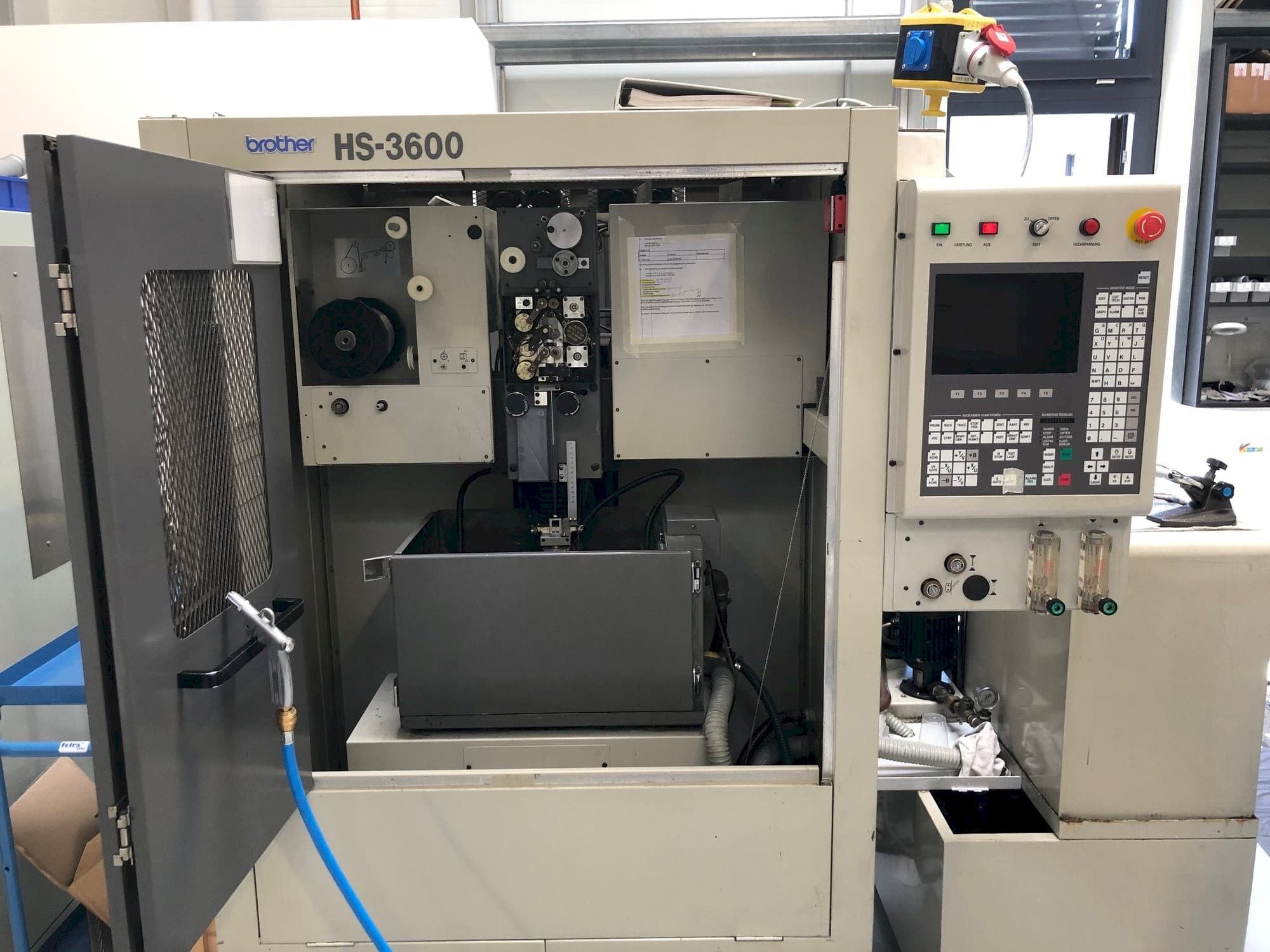 Widok z przodu maszyny Brother HS-3600