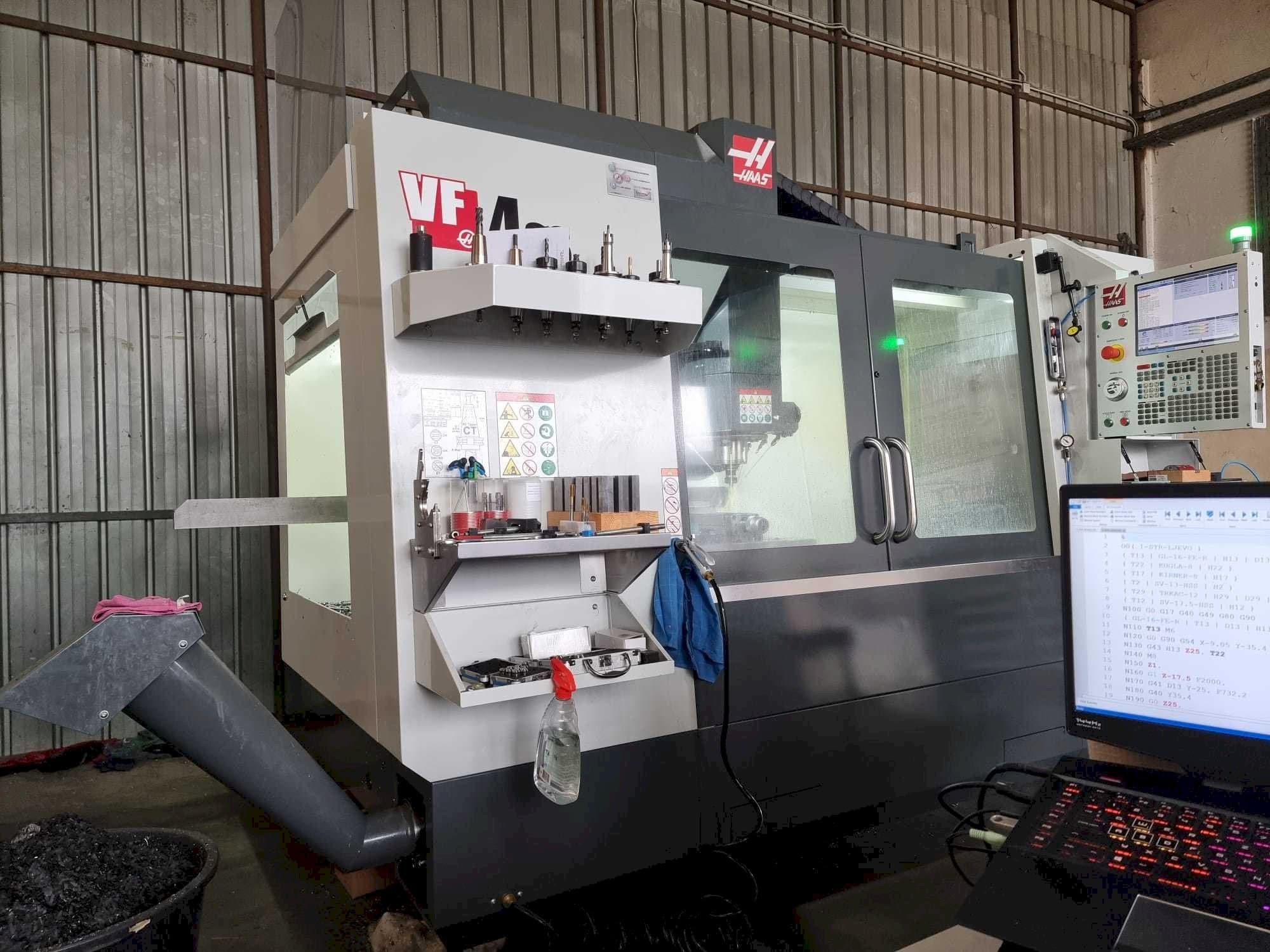 Widok z przodu maszyny HAAS VF4SS