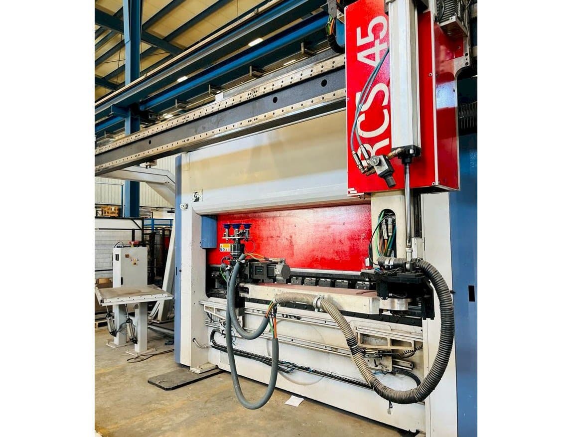 Widok z przodu maszyny AMADA Flexa 100-30 Schiavi