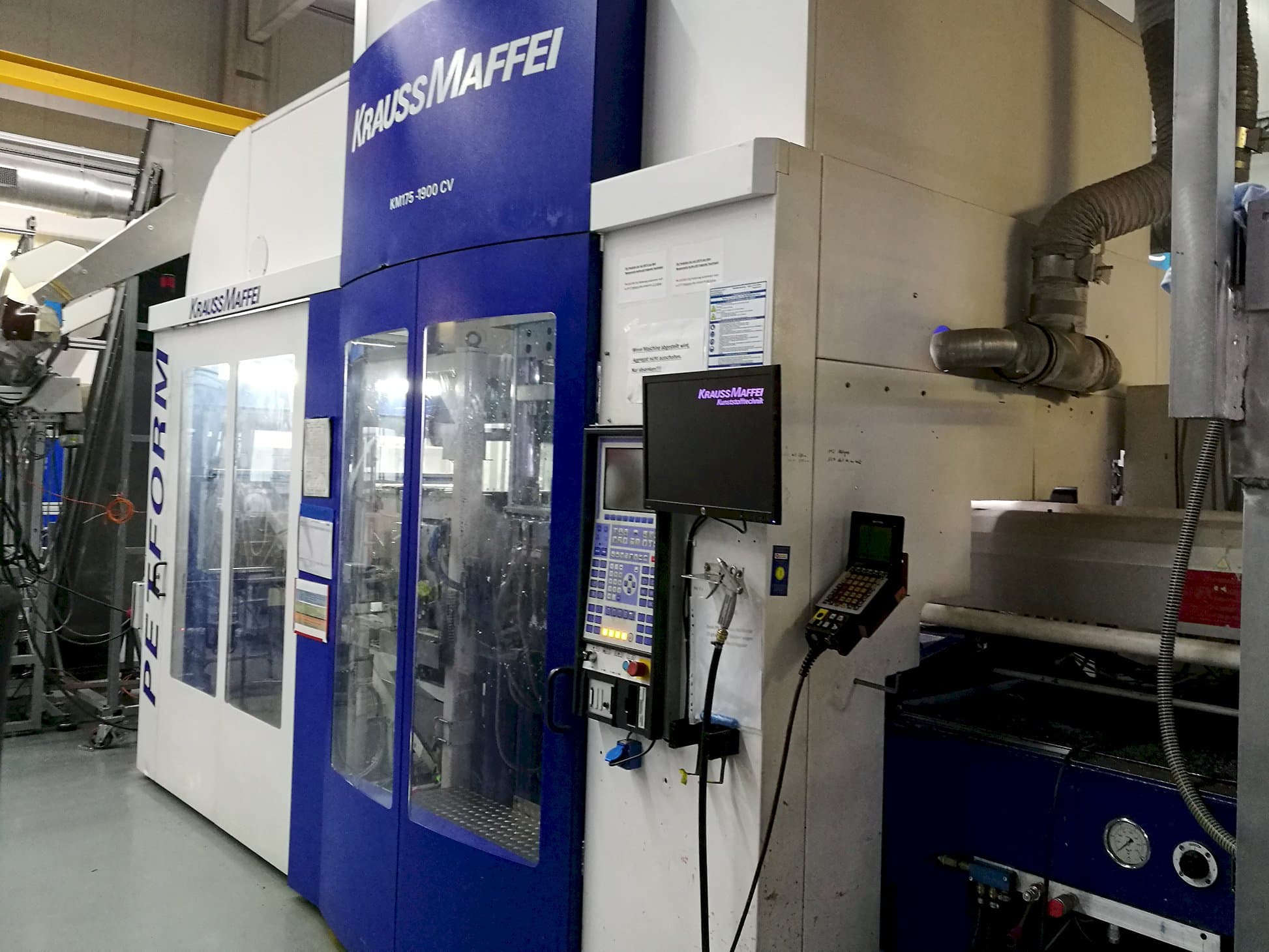 Widok z prawej maszyny Krauss Maffei 175-1900 CV