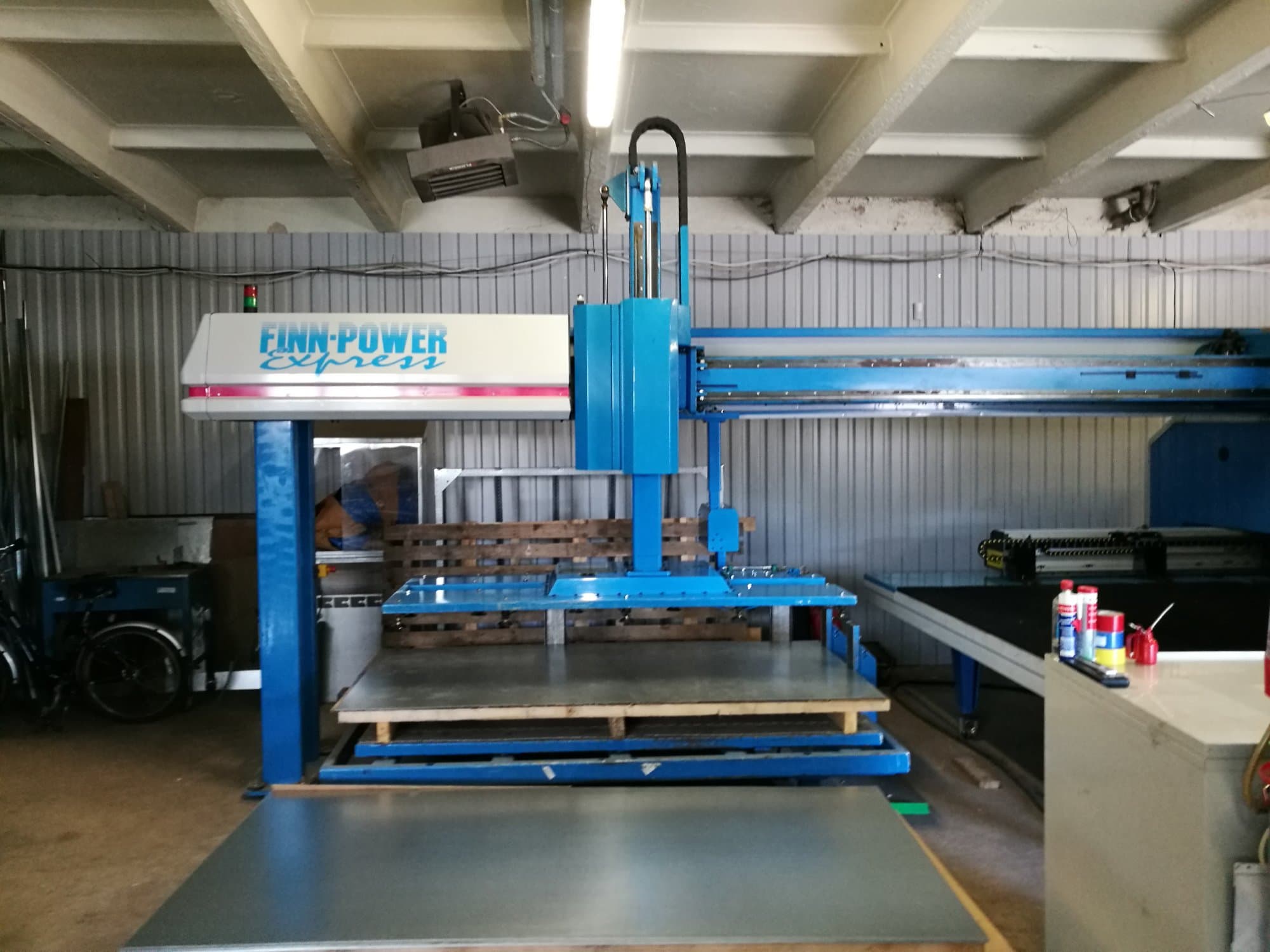 Widok z przodu maszyny Finn-Power A5-20 SB