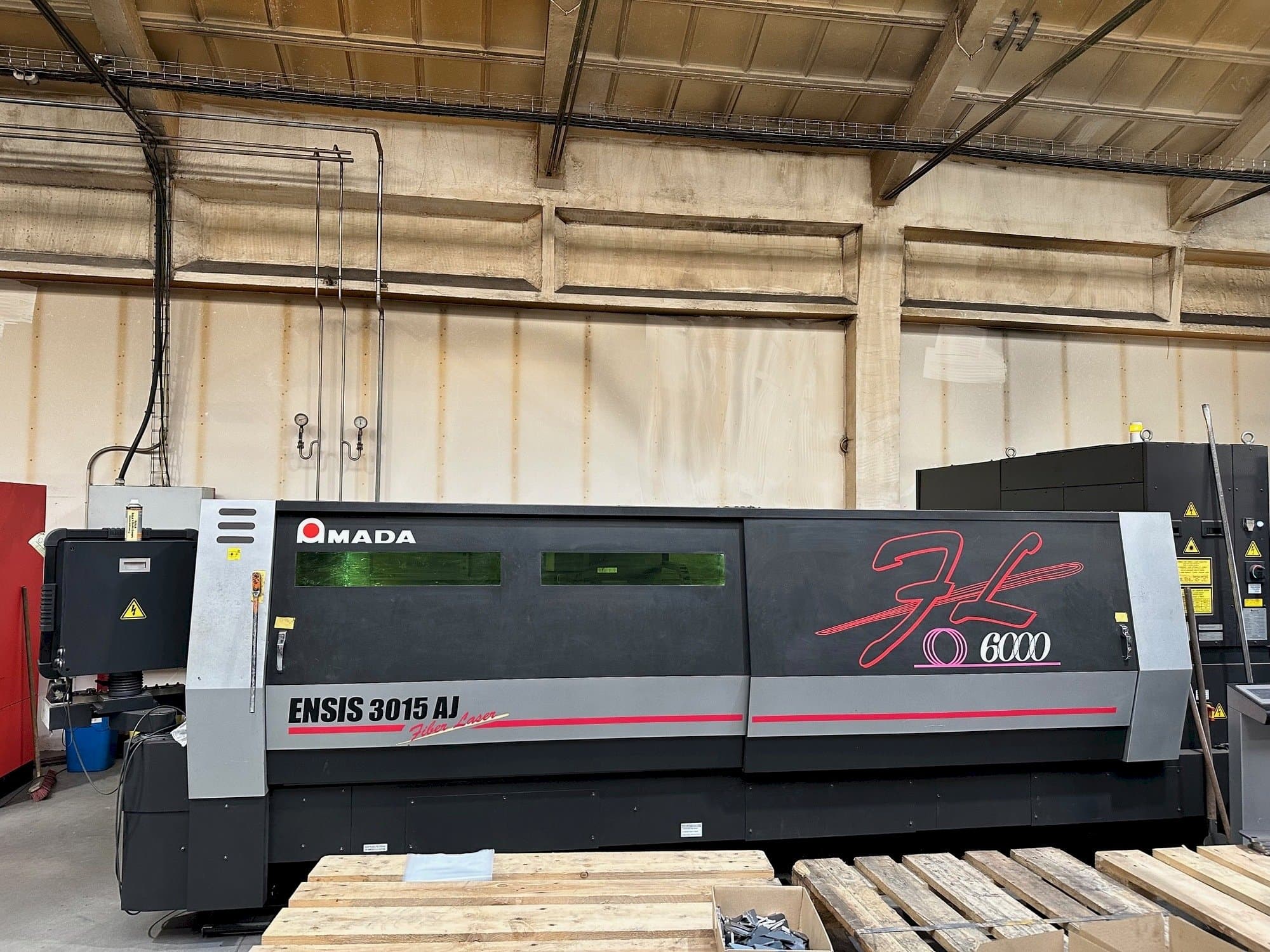 Widok z przodu maszyny AMADA ENSIS-3015 AJ