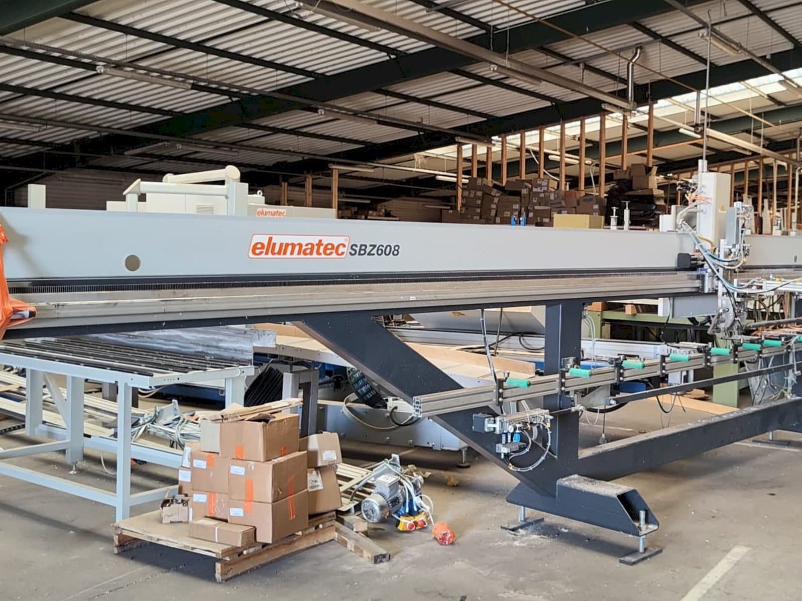 Widok z przodu maszyny Elumatec SBZ 608