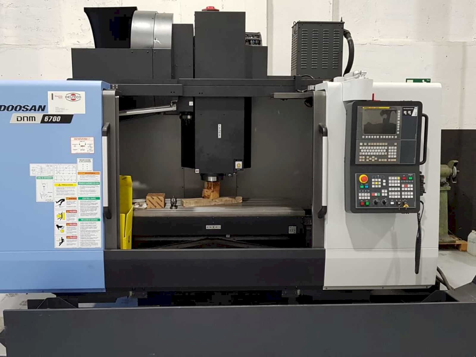 Widok z przodu maszyny Doosan DNM 6700