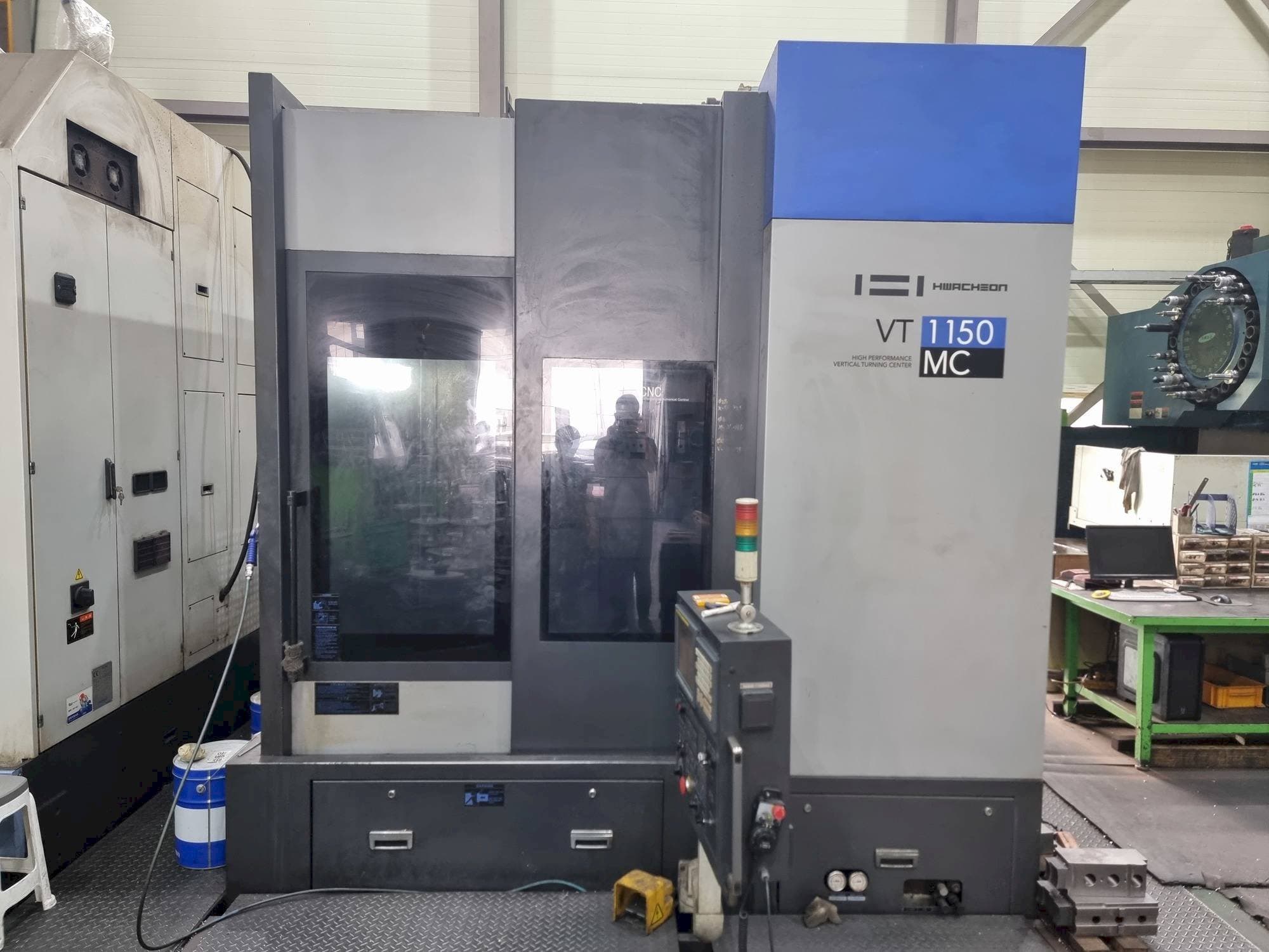Widok z przodu maszyny HWACHEON VT1150MC