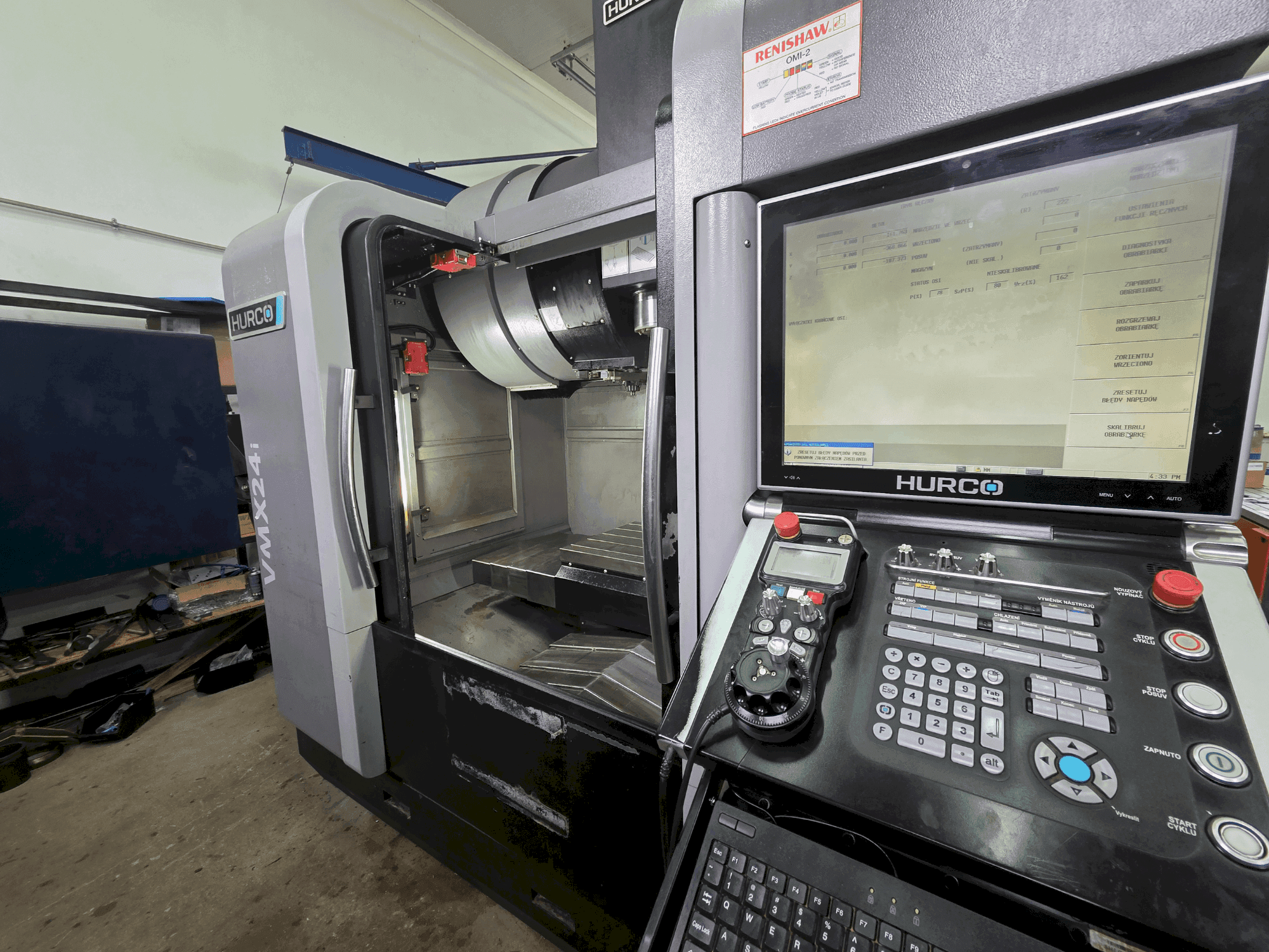 Widok z przodu maszyny Hurco VMX 24i