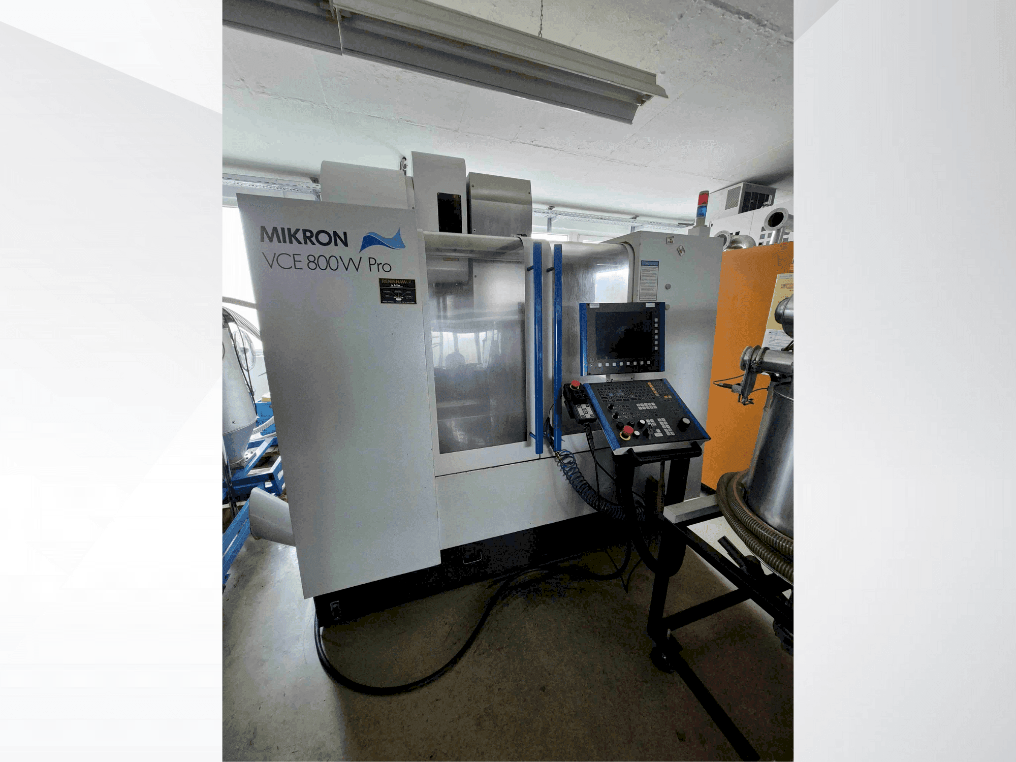 Widok z przodu maszyny MIKRON VCE 800W Pro