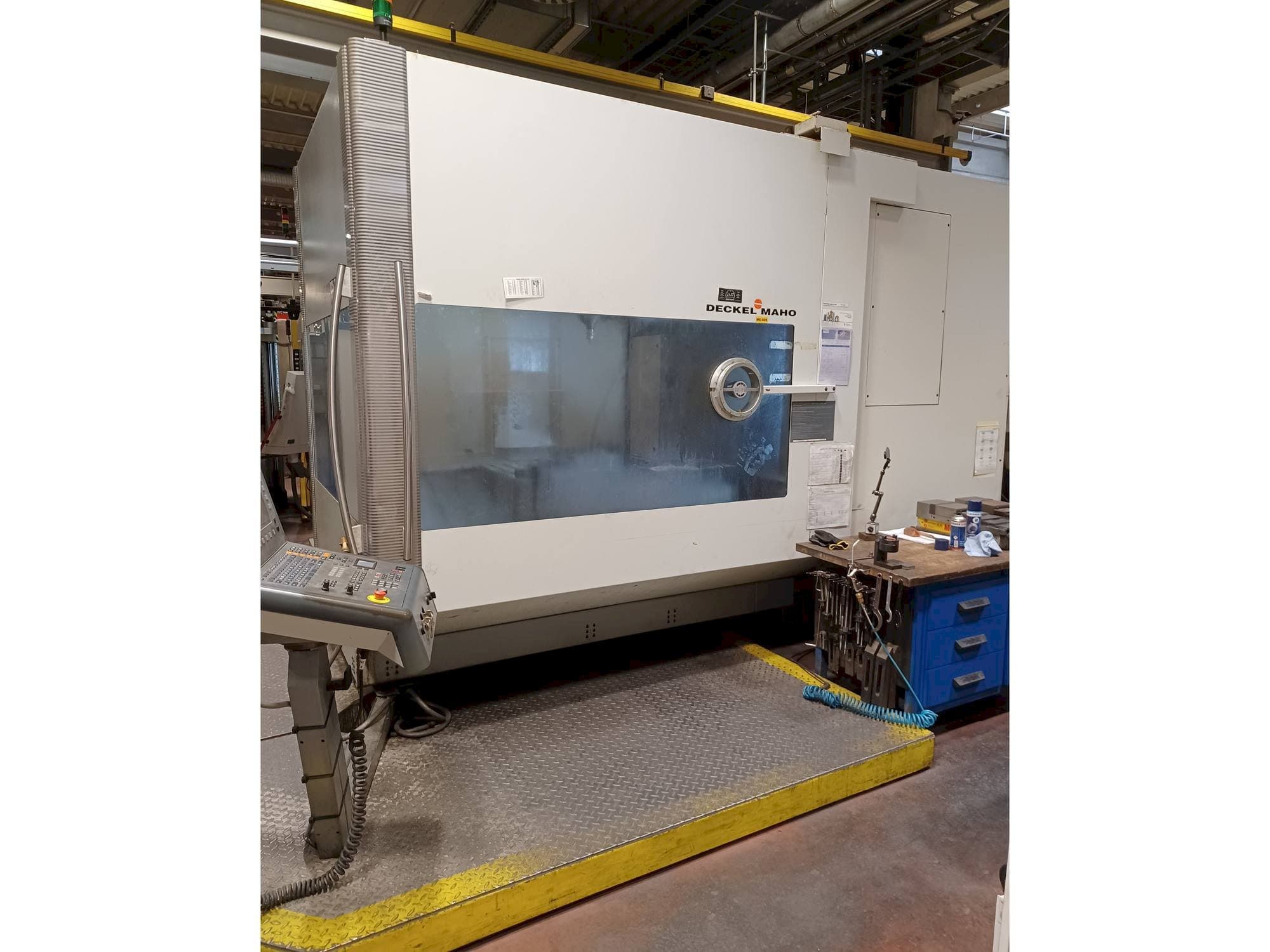 Widok z przodu maszyny DECKEL MAHO DMU 125 T hi-dyn