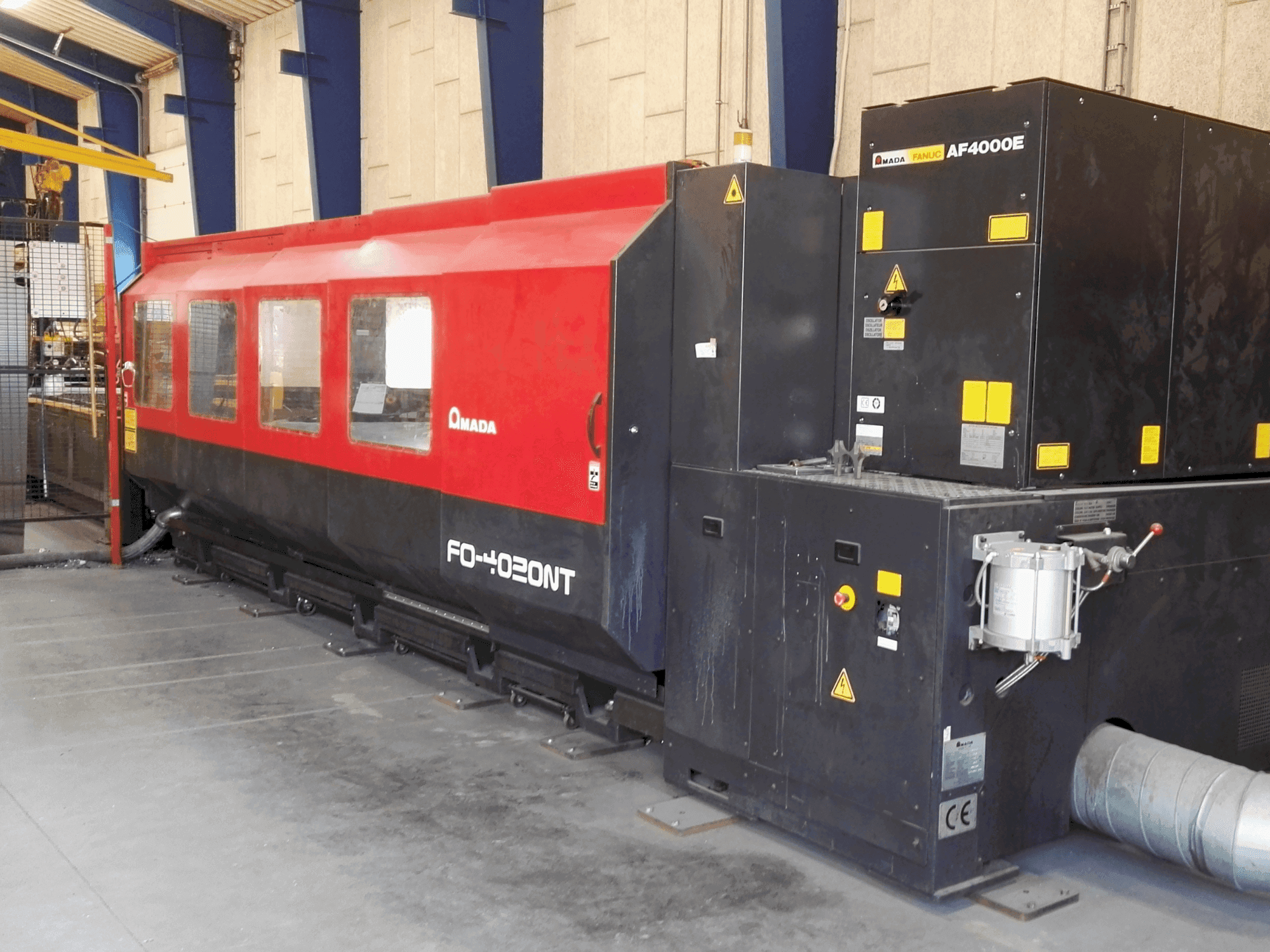 Widok z przodu maszyny AMADA FO-4020NT (2005)