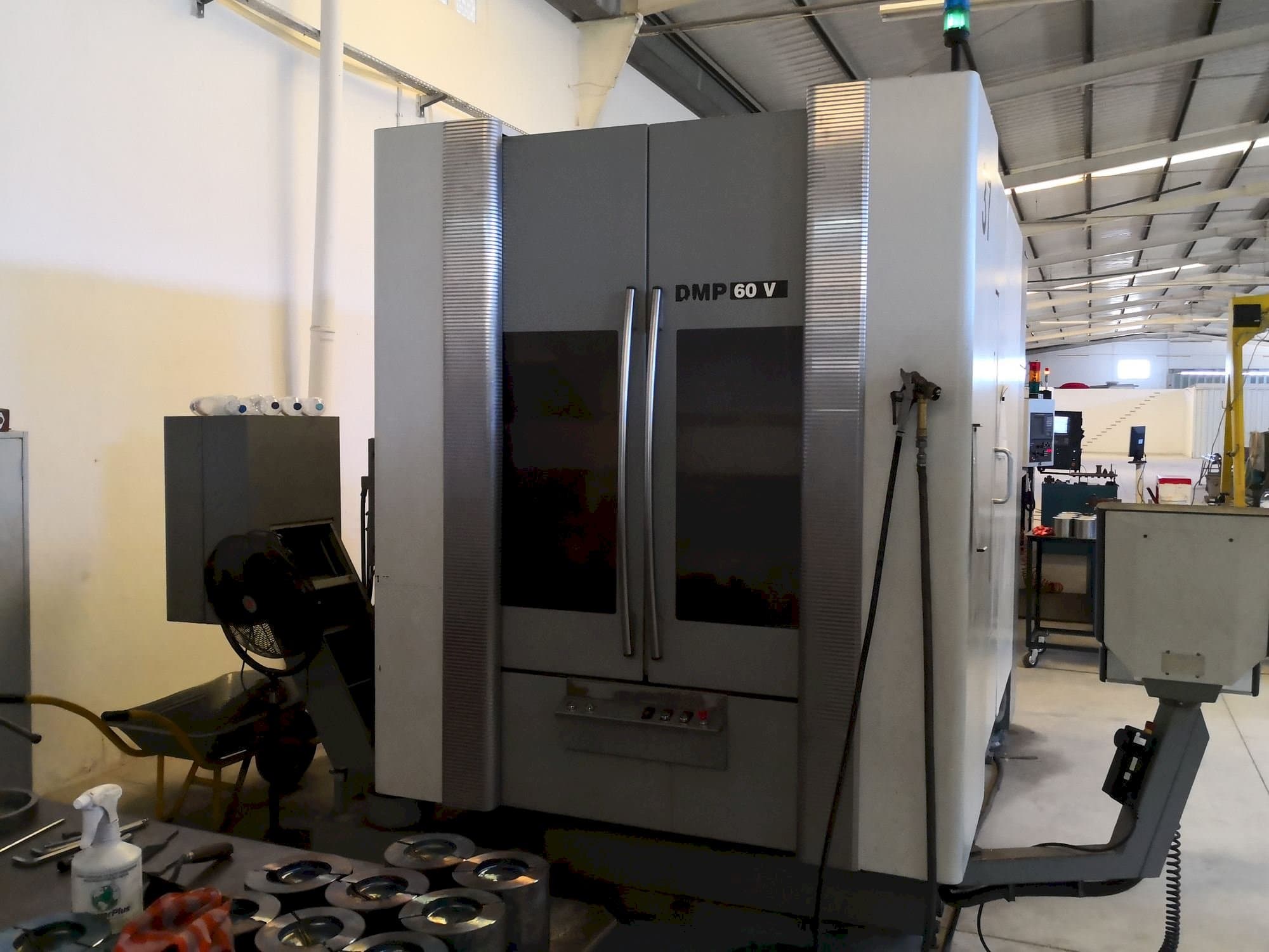 Widok z przodu maszyny DECKEL MAHO DMP 60V