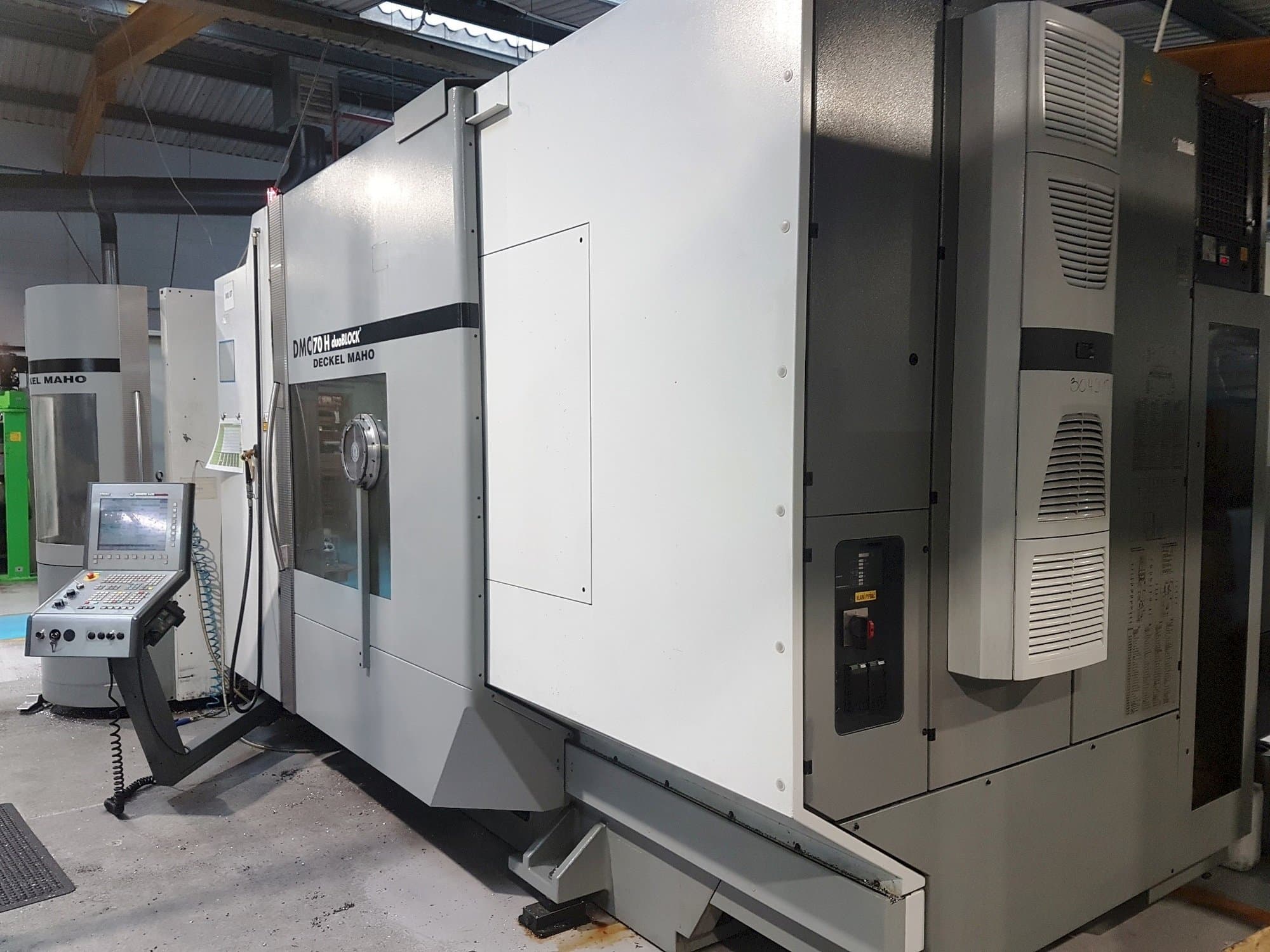 Widok z przodu maszyny DECKEL MAHO DMC 70 H duoBlock