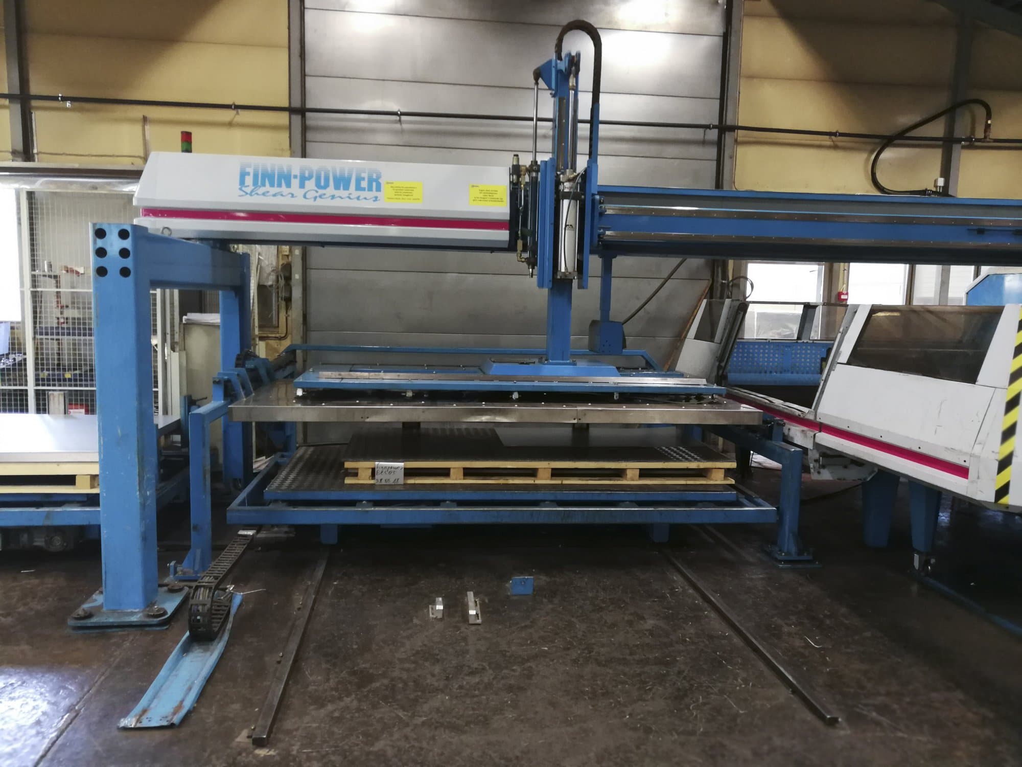 Widok z przodu 1 maszyny Finn-Power TRS 6 SBU