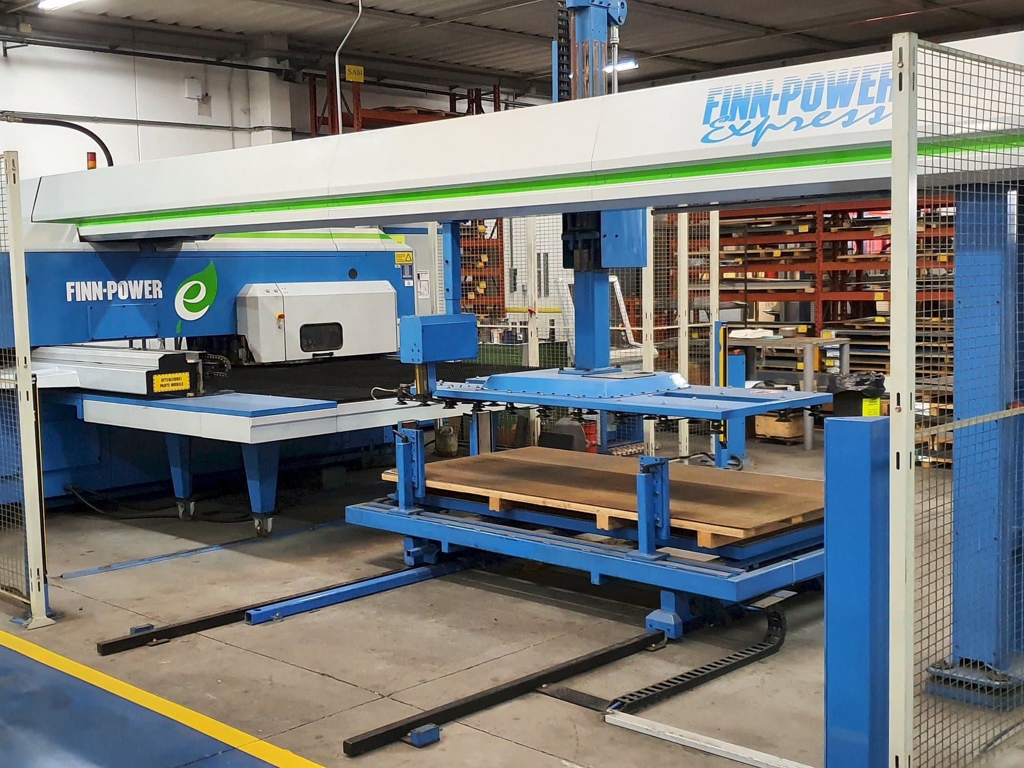 Widok z przodu maszyny Finn-Power E5 U