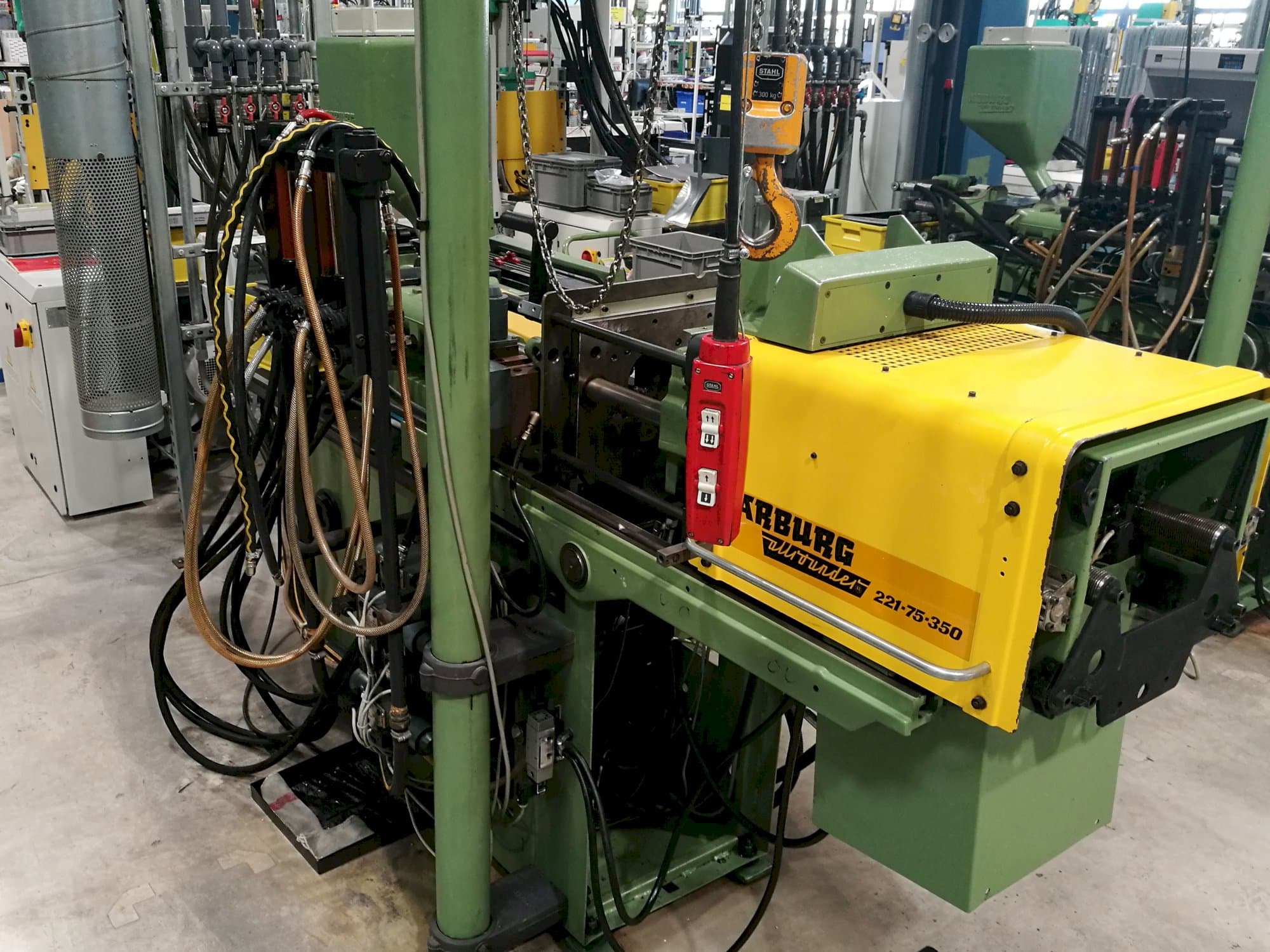 Widok z prawej maszyny Arburg Allrounder 221-75-350