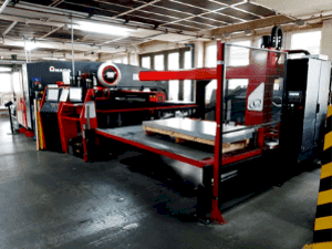 Widok z przodu maszyny AMADA EMK 3610NT