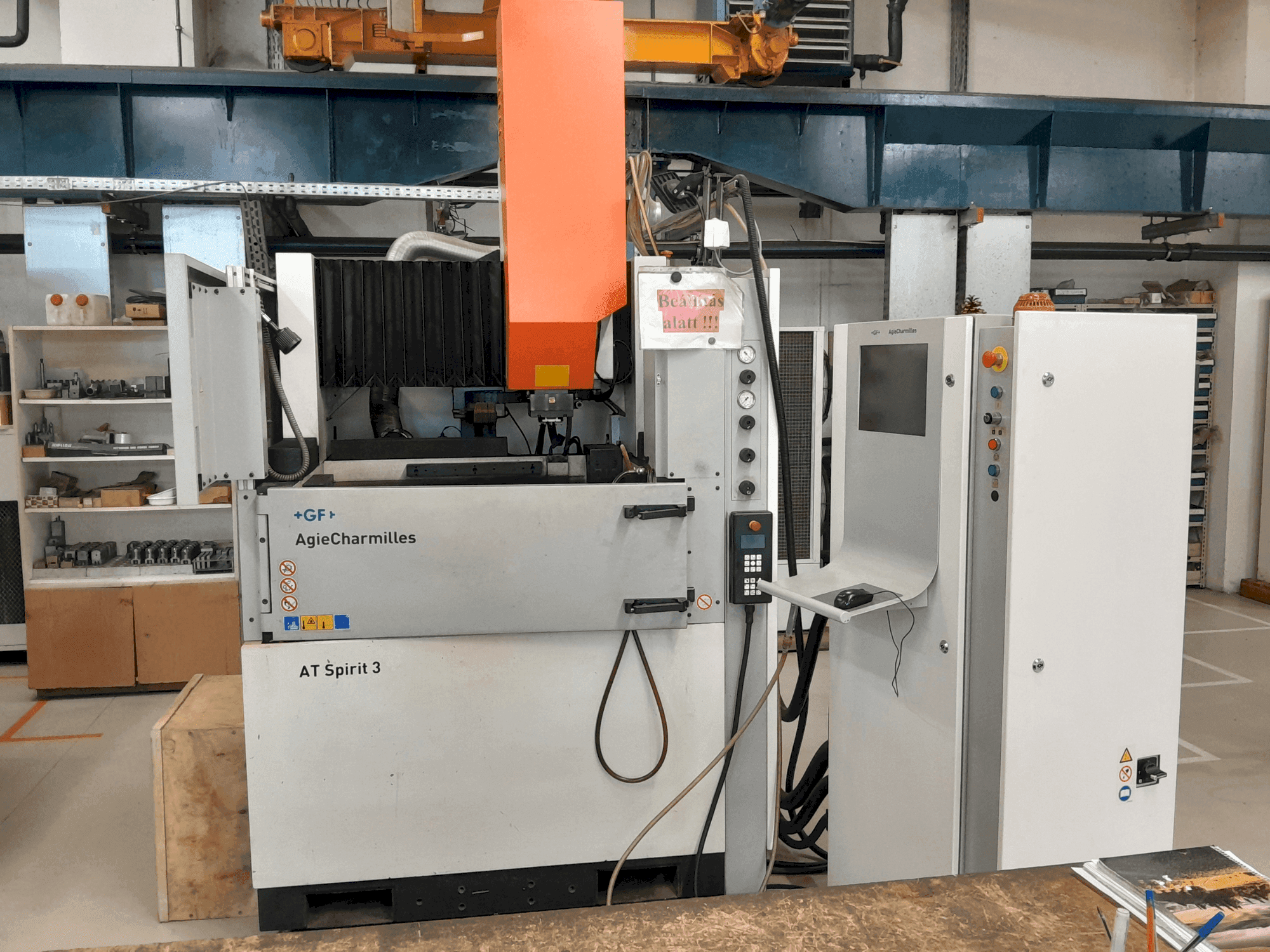 Widok z przodu maszyny AgieCharmilles Spirit 3