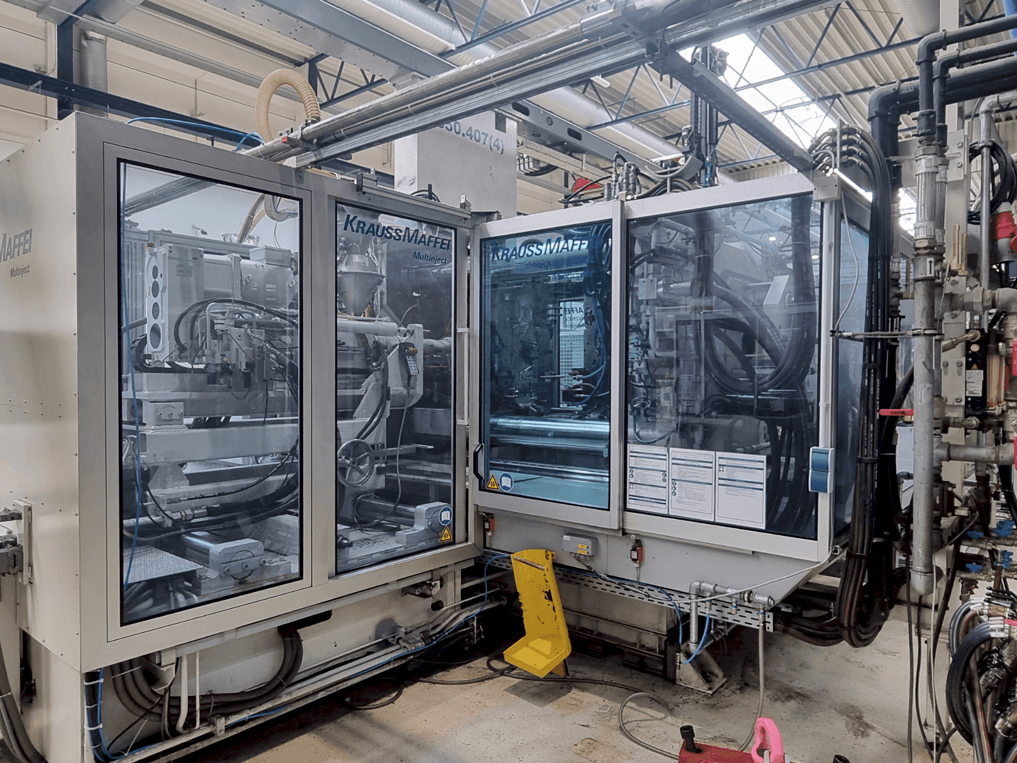 Widok z przodu maszyny Krauss Maffei 650-2700-390 CL