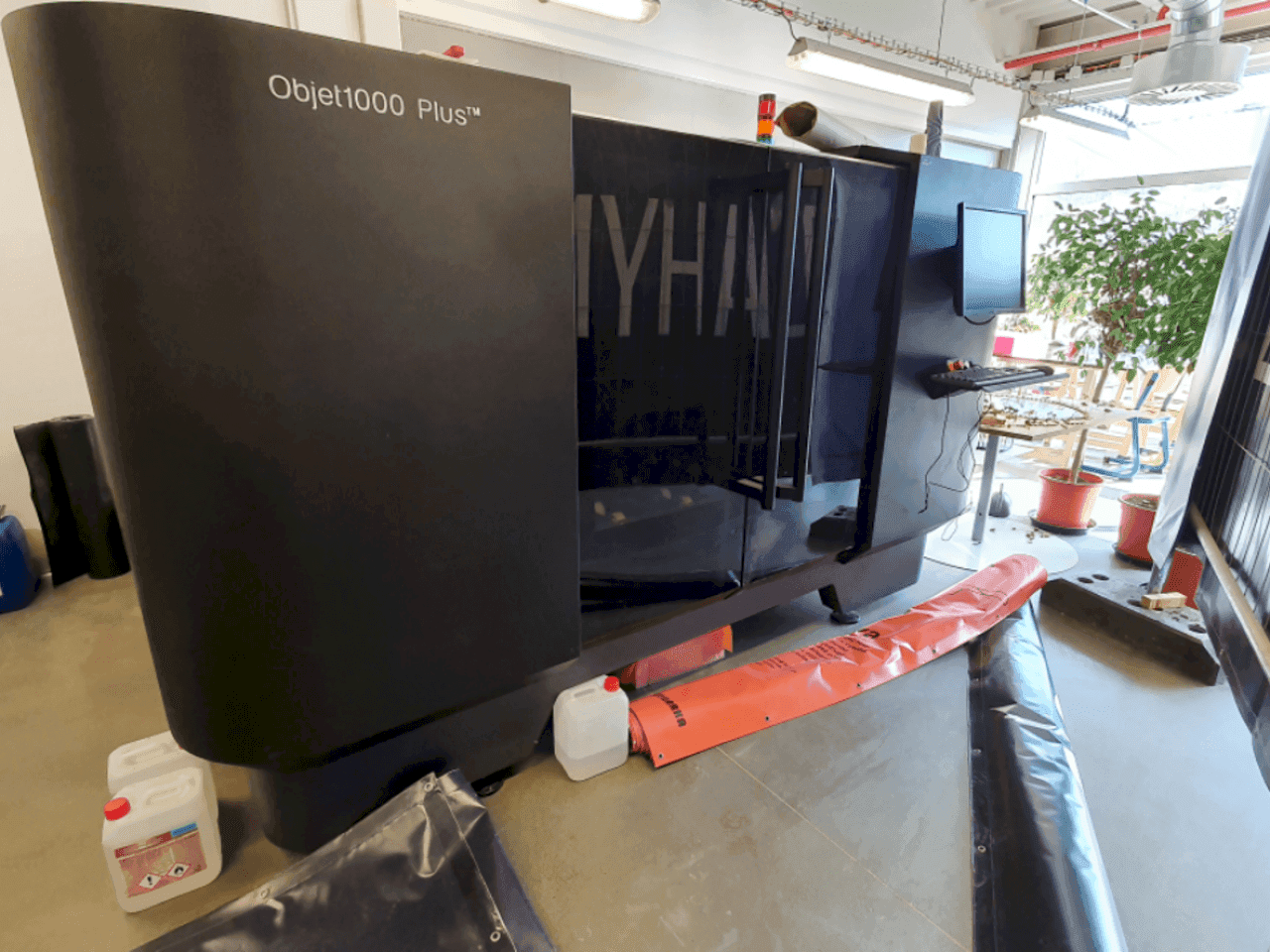 Widok z przodu maszyny Stratasys Objet 1000 Plus