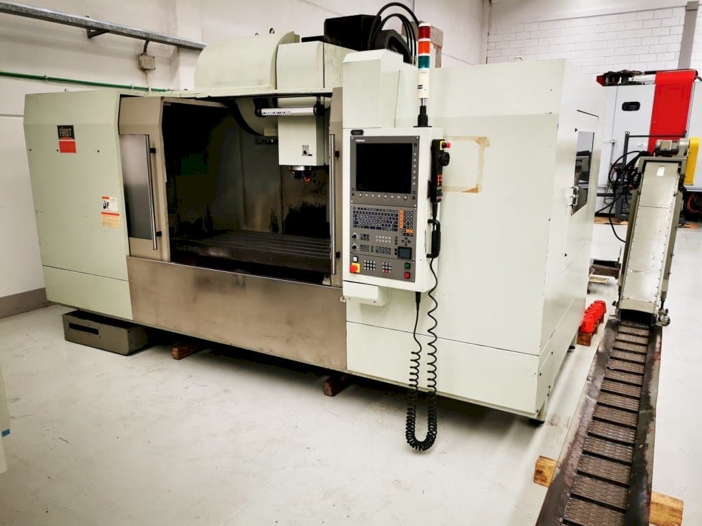 Widok z przodu maszyny FIRST MCV 1500