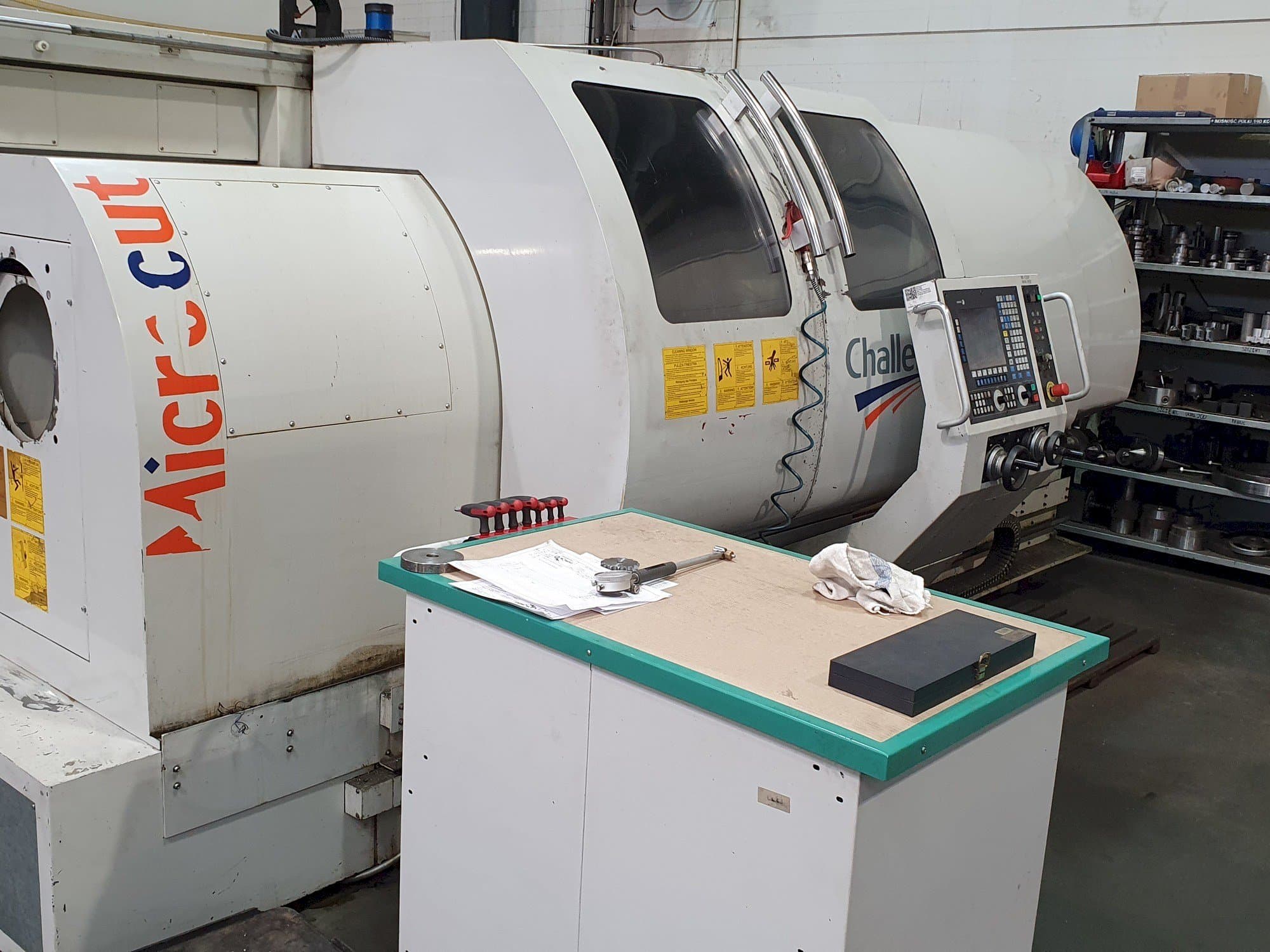 Widok z przodu maszyny MICROCUT BNC-2280X