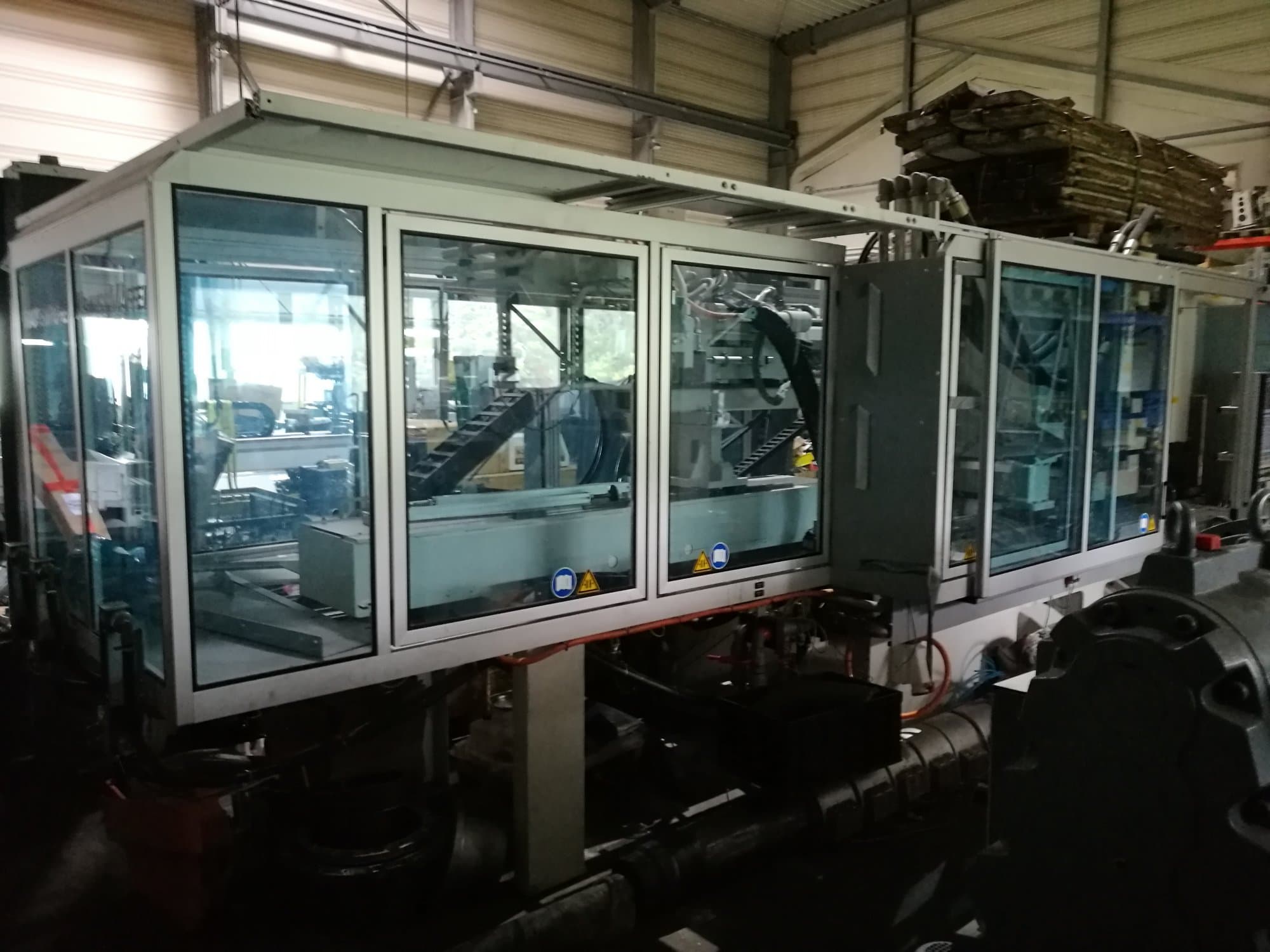 Widok z przodu maszyny Krauss Maffei 280-700-700 C3 Twin