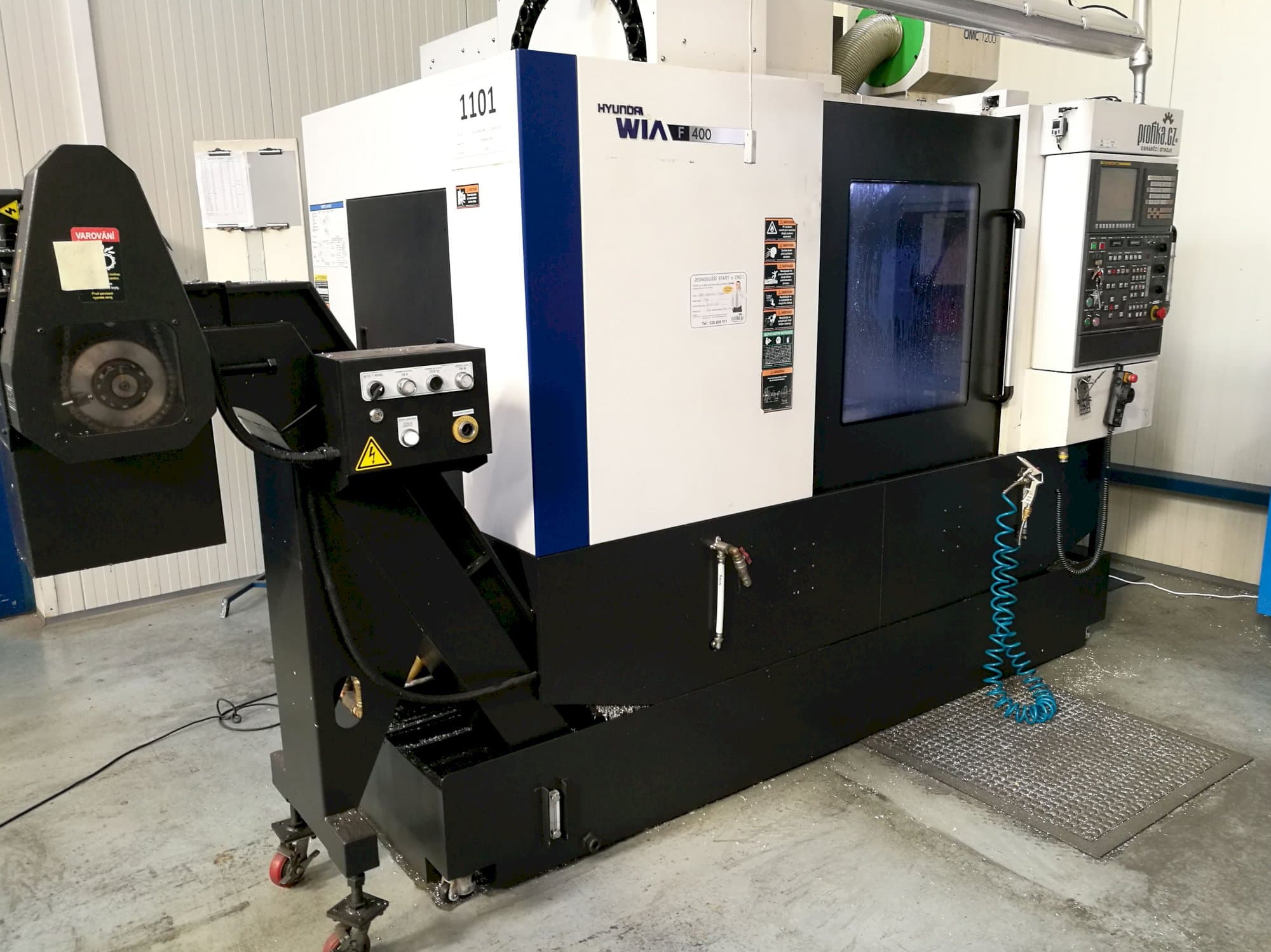 Widok z lewej maszyny Hyundai Wia F400