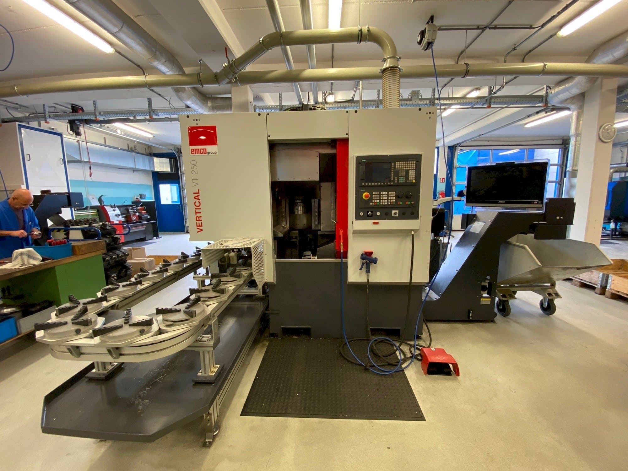 Widok z przodu maszyny EMCO VT250