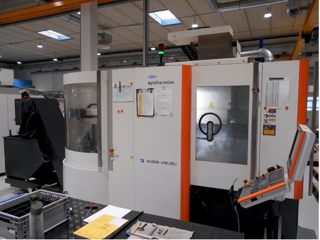 Widok z przodu maszyny AgieCharmilles Mikron HPM 450U