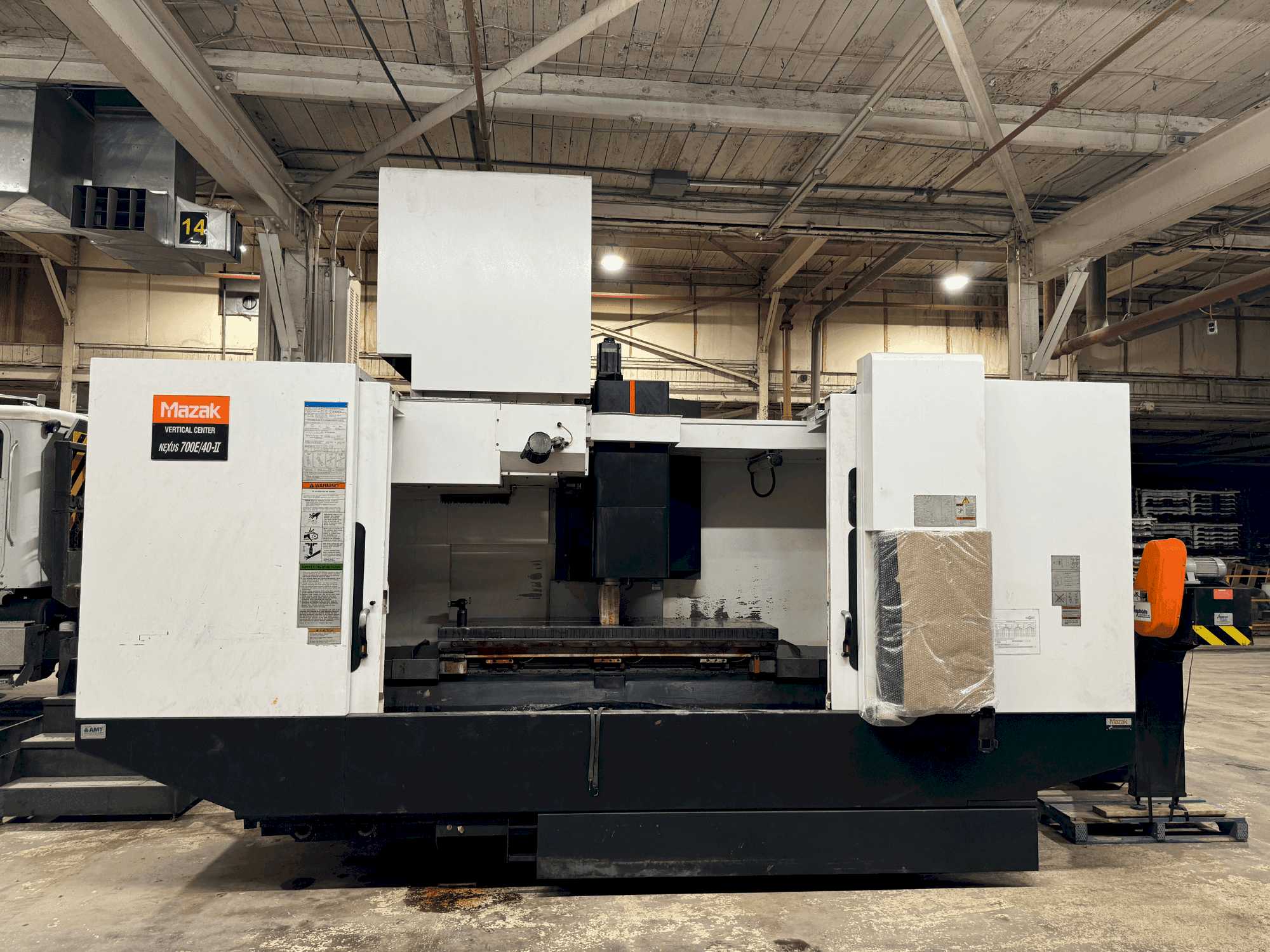Widok z przodu maszyny Mazak VCN 700E/40-II