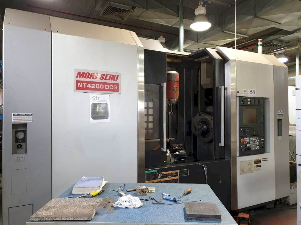 Widok z przodu maszyny MORI SEIKI NT4200 DCG