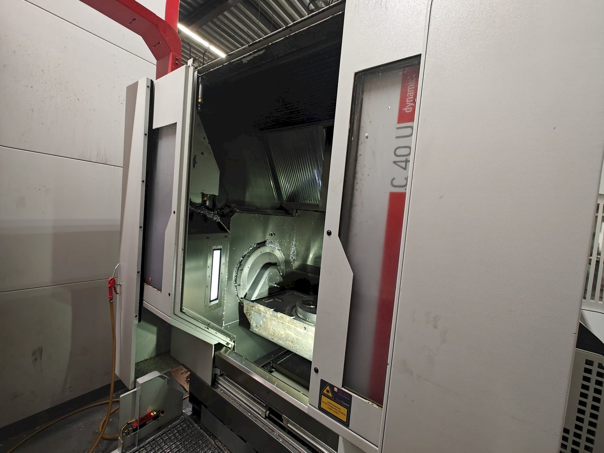 Widok z przodu maszyny HERMLE C 40 U