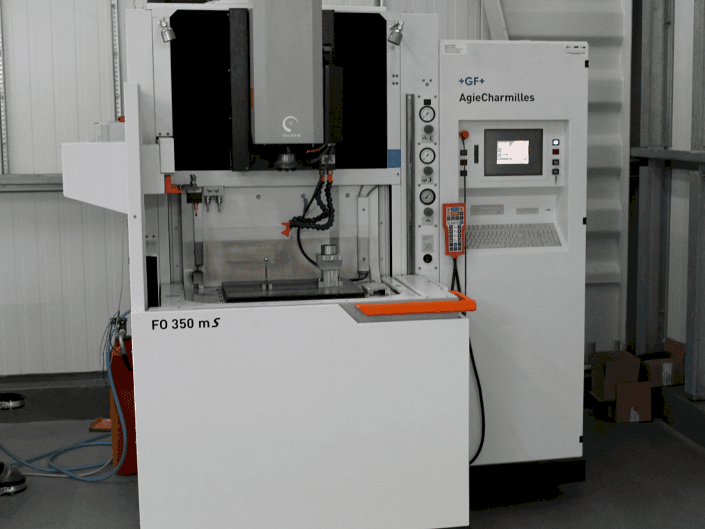 Widok z przodu maszyny AgieCharmilles FO350MS