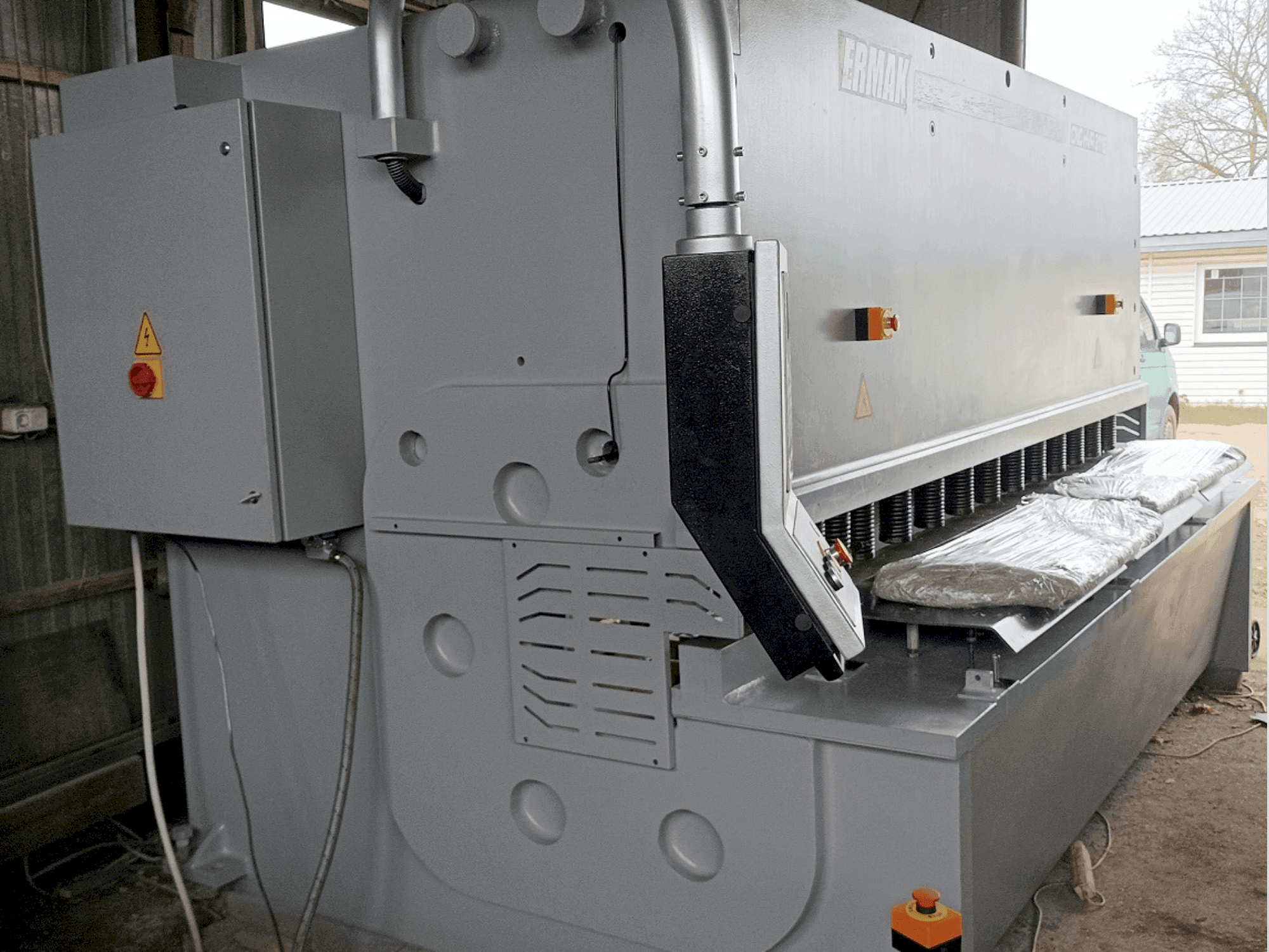 Widok z przodu maszyny ERMAKSAN HVR 3100-16