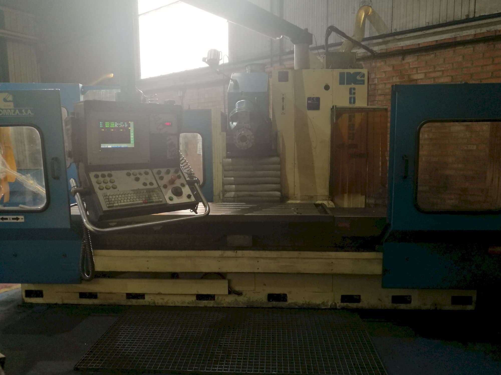 Widok z przodu maszyny Correa CF 22/25