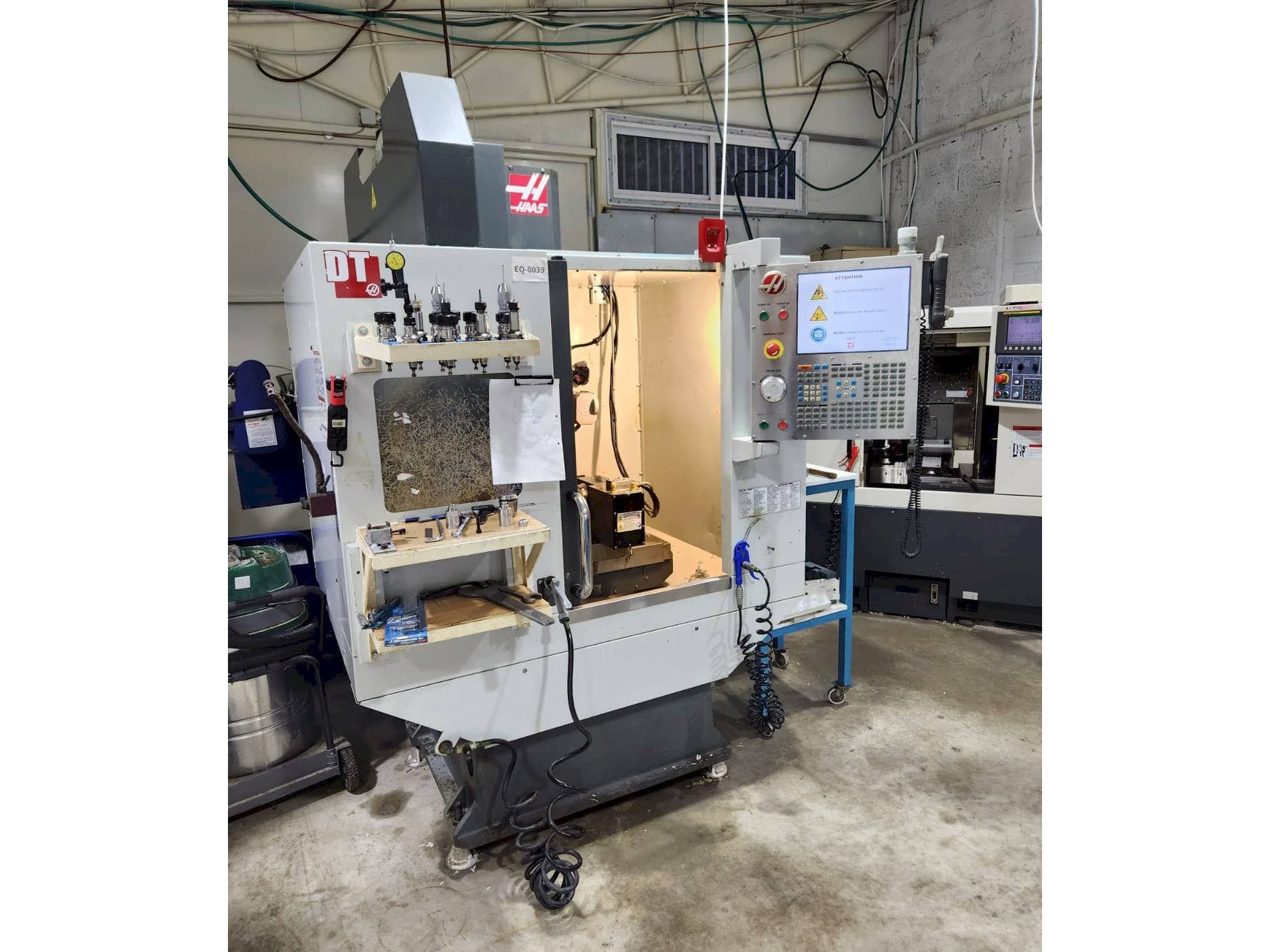 Widok z przodu maszyny HAAS DT-1