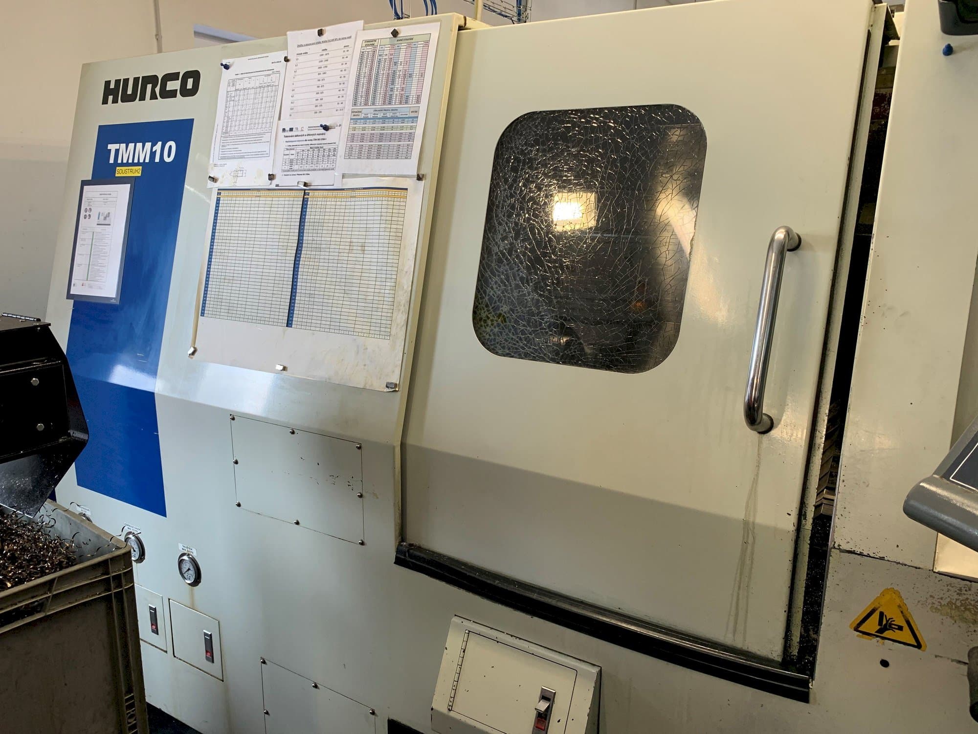 Widok z przodu maszyny Hurco TMM 10