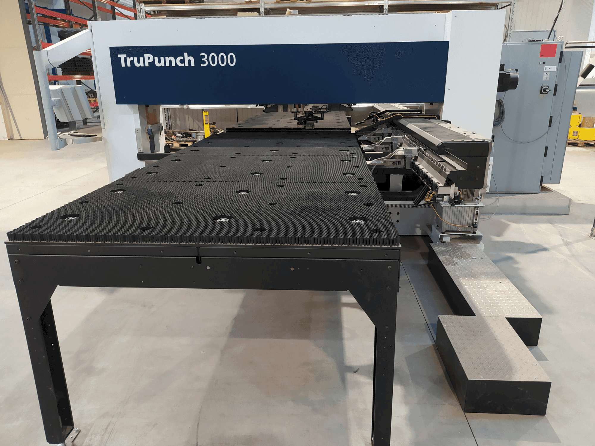 Widok z przodu maszyny TRUMPF TruPunch 3000