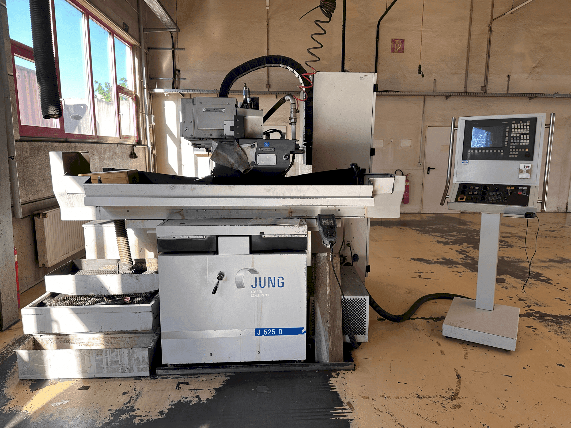 Widok z przodu maszyny JUNG J 525-D