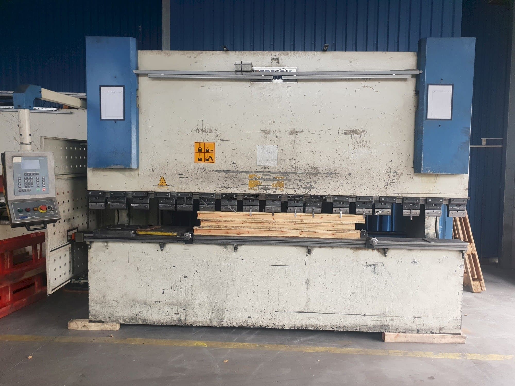 Widok z przodu maszyny ERMAK CNCHAP 3600x200